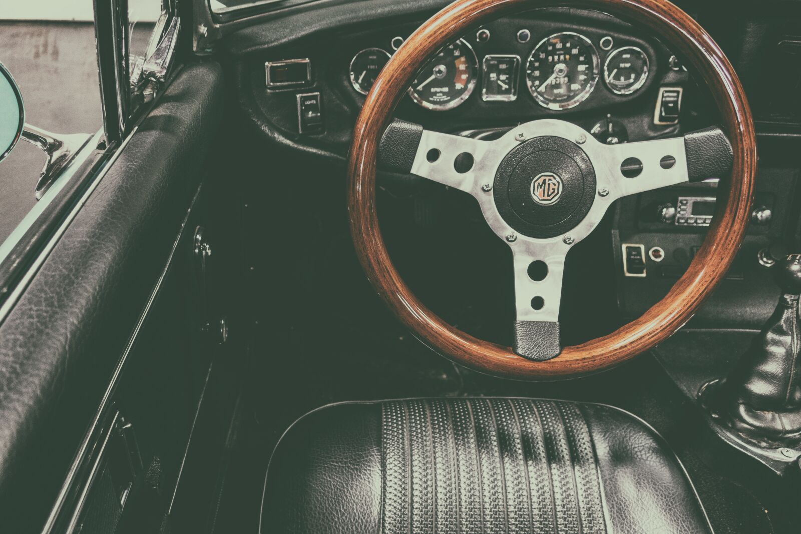 Canon PowerShot G9 X Mark II sample photo. Car, dashboard, drive photography
