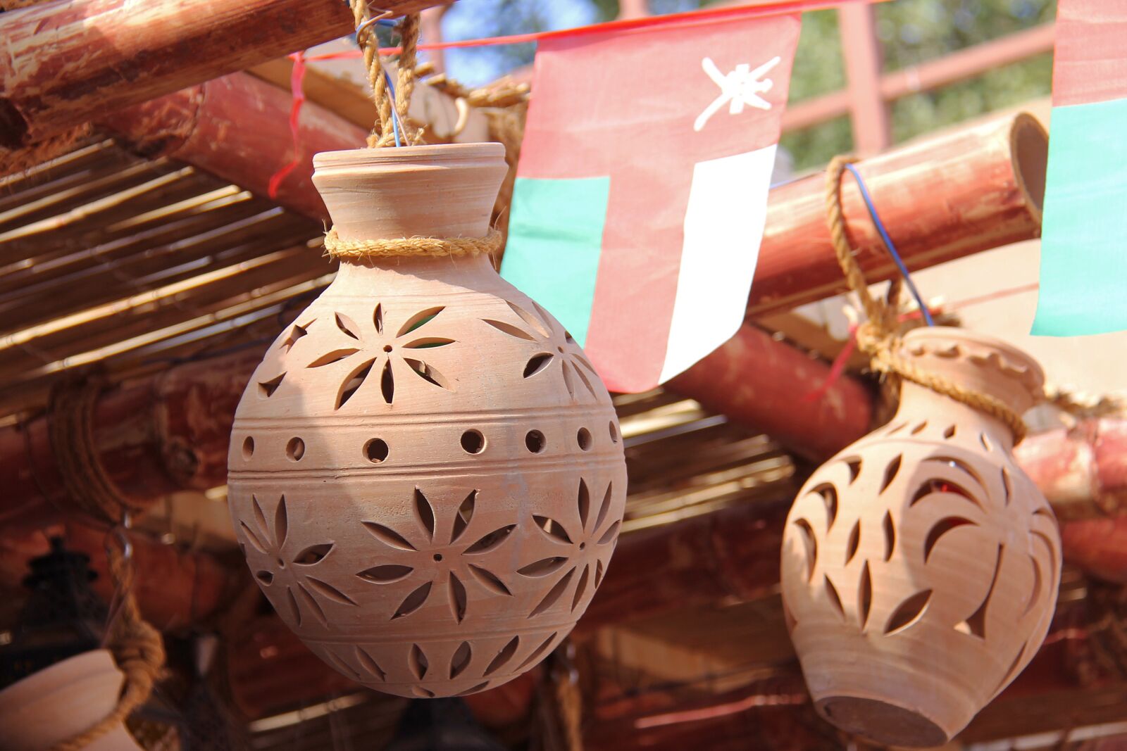Canon EF-S 18-200mm F3.5-5.6 IS sample photo. Pottery, souvenir, traditional photography