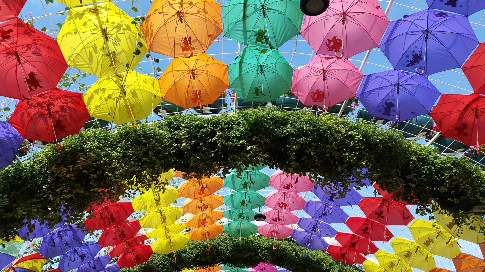 Samsung Galaxy Note4 sample photo. Umbrellas, arch, garden photography