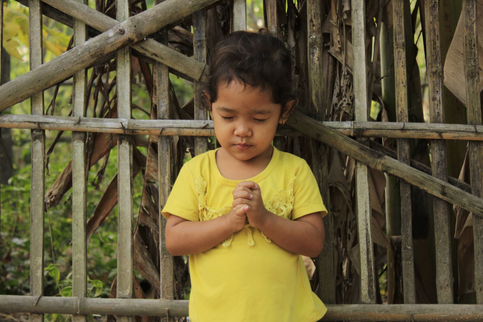Canon EOS 600D (Rebel EOS T3i / EOS Kiss X5) sample photo. Praying, kids, cambodia photography