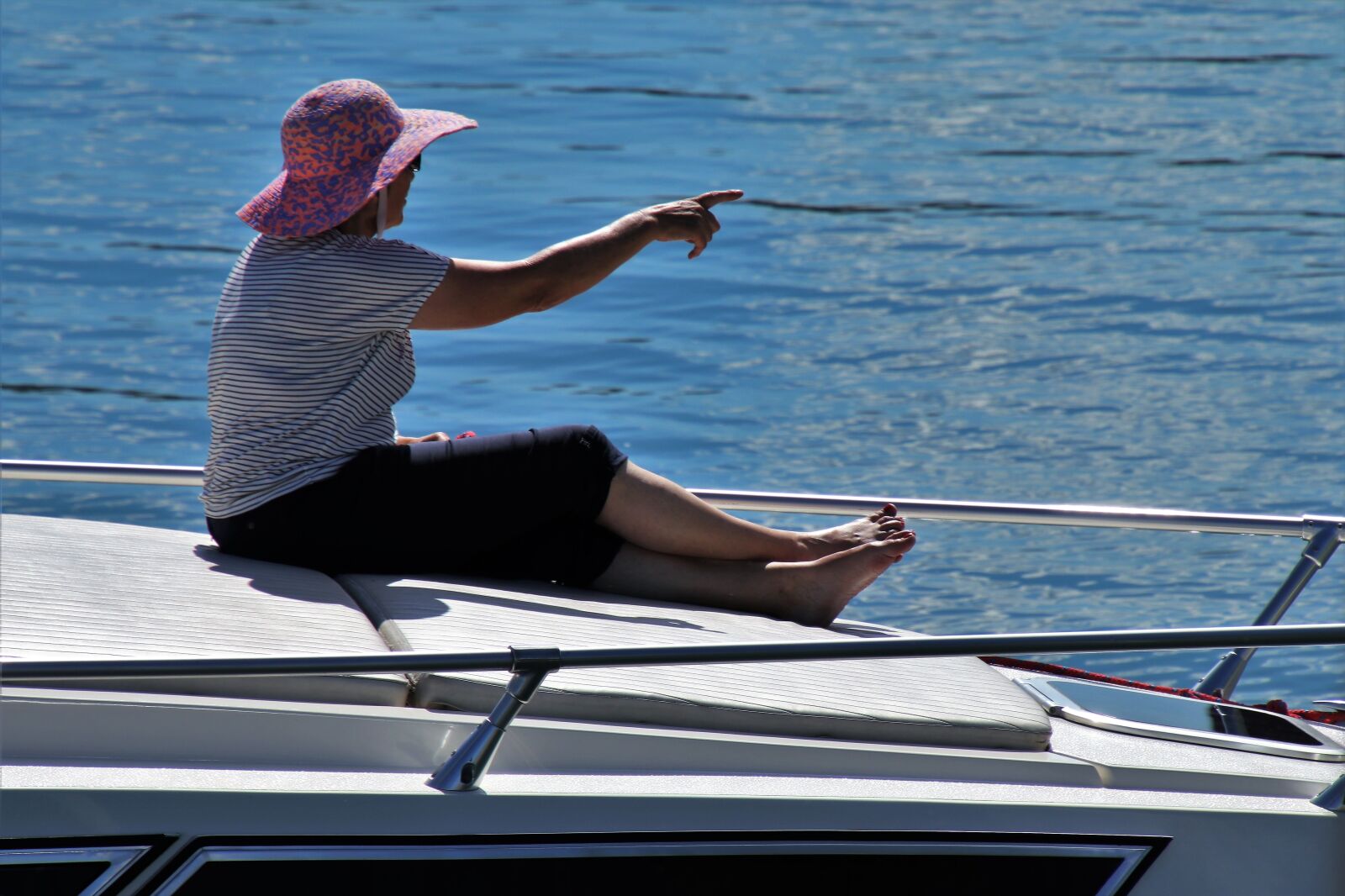 Canon EOS 80D sample photo. Woman, hat, lake photography