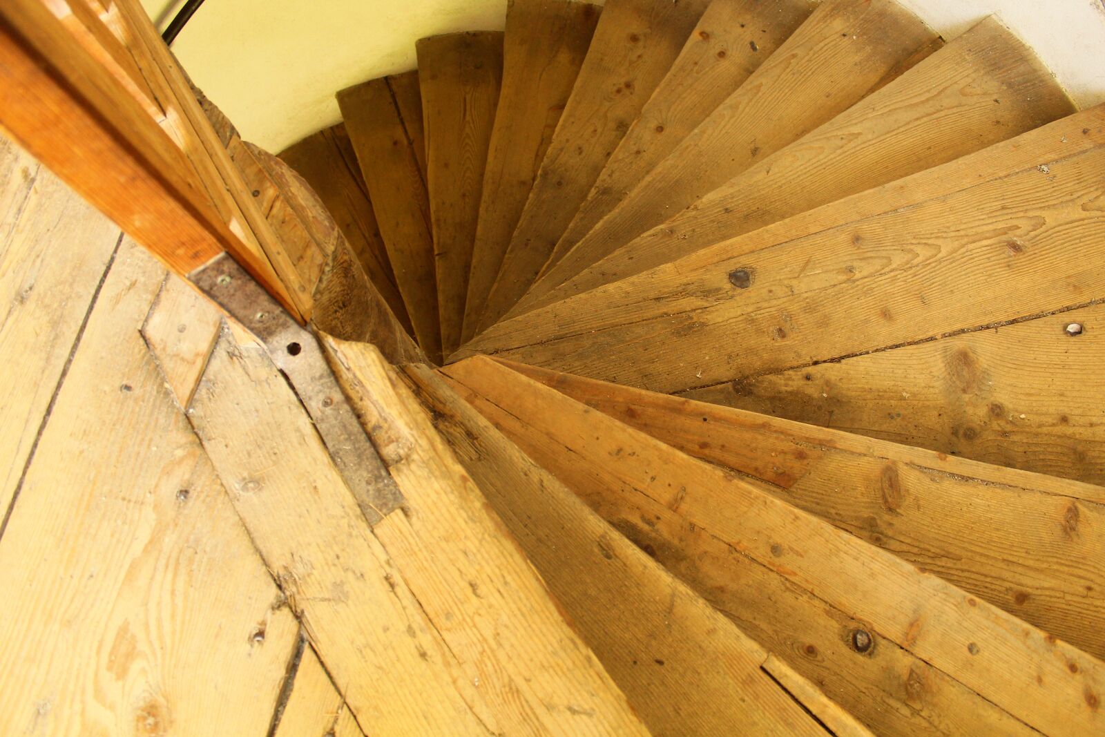 Canon EOS 4000D (EOS Rebel T100 / EOS 3000D) sample photo. Stairs, old, wooden photography