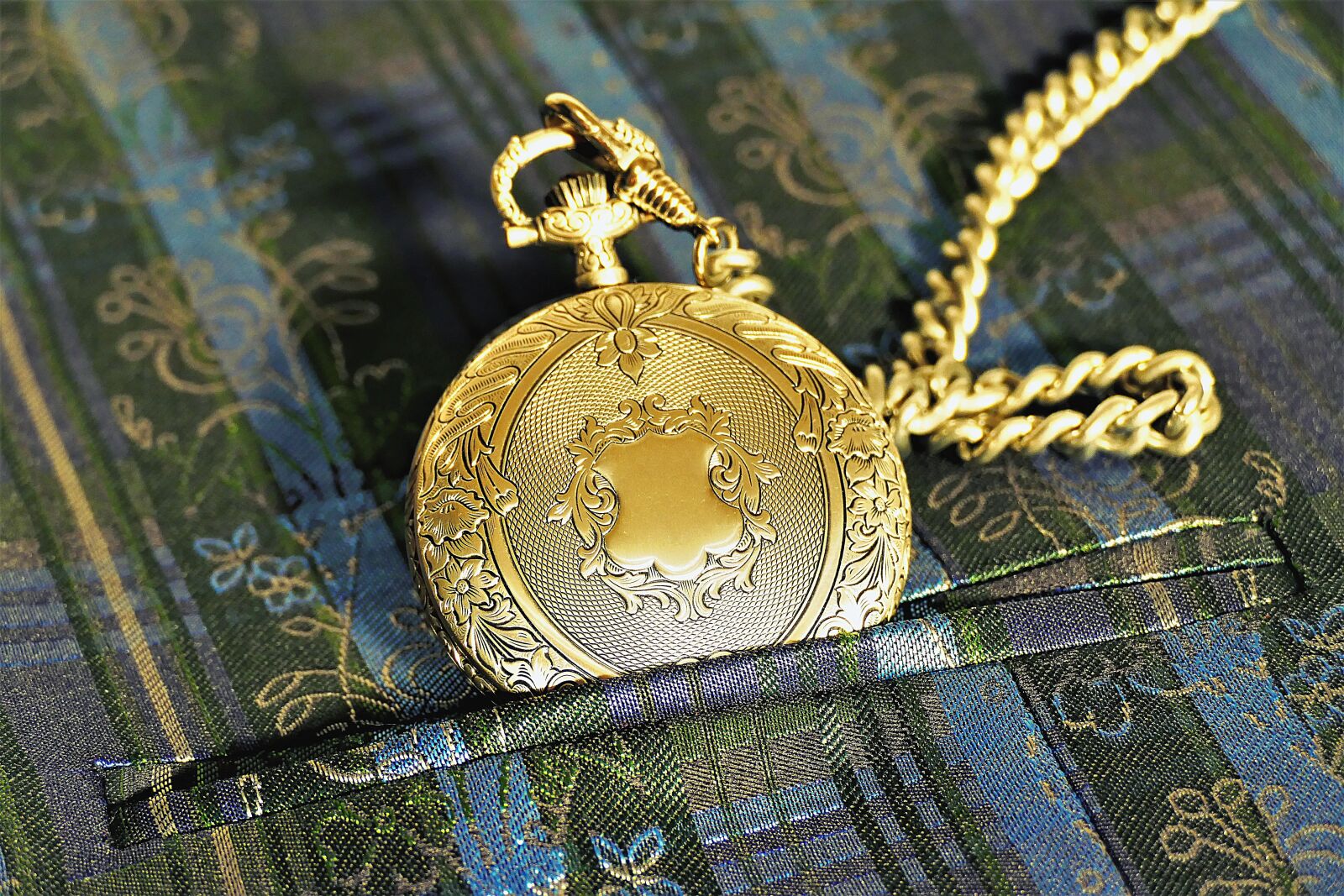 Panasonic Lumix DMC-FZ1000 sample photo. Pocket watch, golden, ornament photography