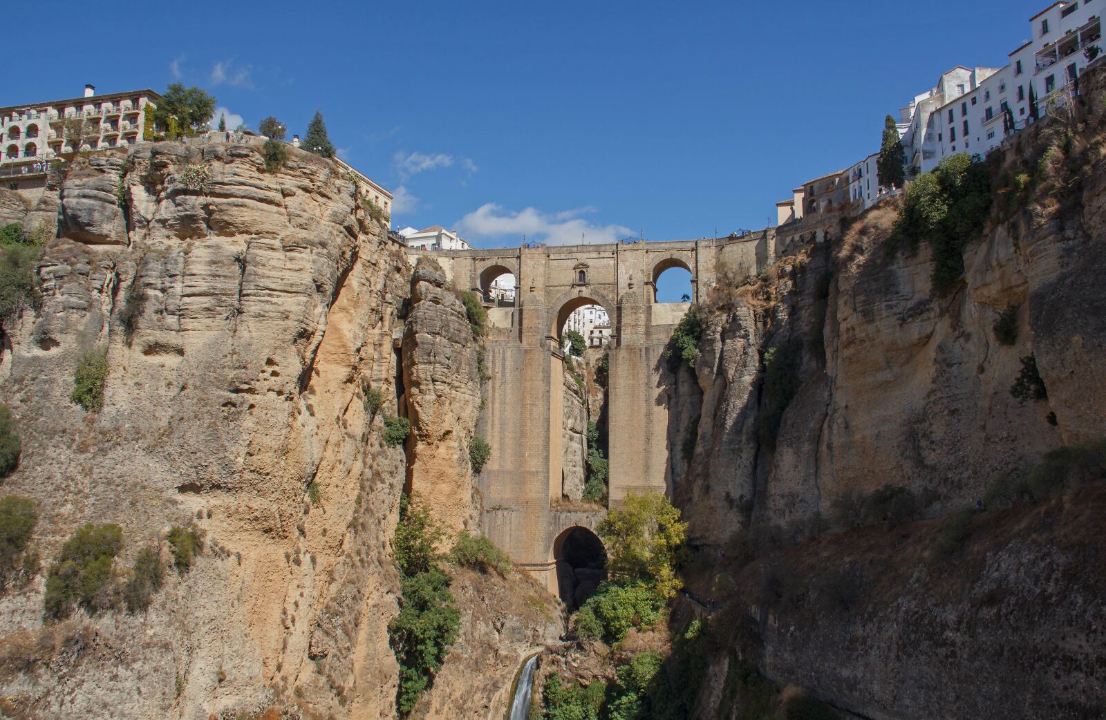 Canon EOS 550D (EOS Rebel T2i / EOS Kiss X4) + Canon EF-S 18-135mm F3.5-5.6 IS sample photo. Ronda, bridge, new bridge photography