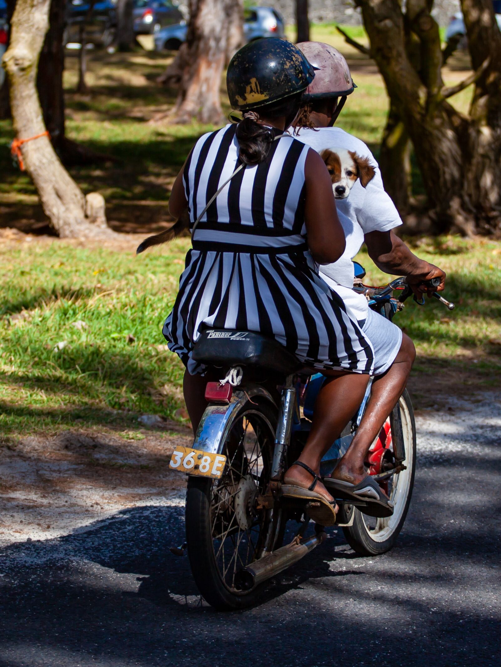 Canon EF 70-200mm F4L USM sample photo. Moped, couple on moped photography