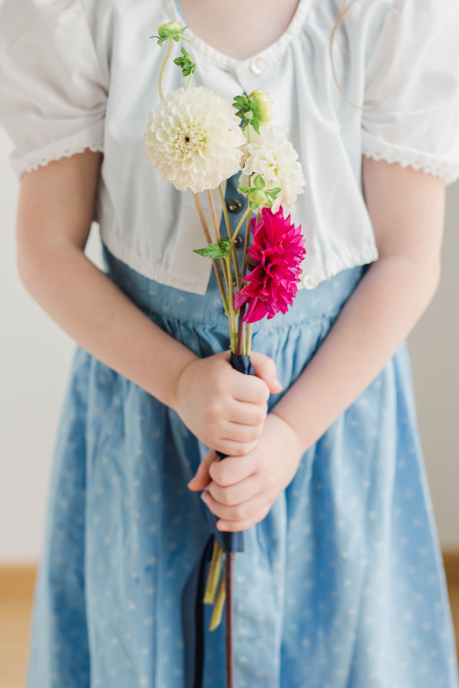 Canon EF 85mm F1.8 USM sample photo. Austrian dress, dahlias, girl photography