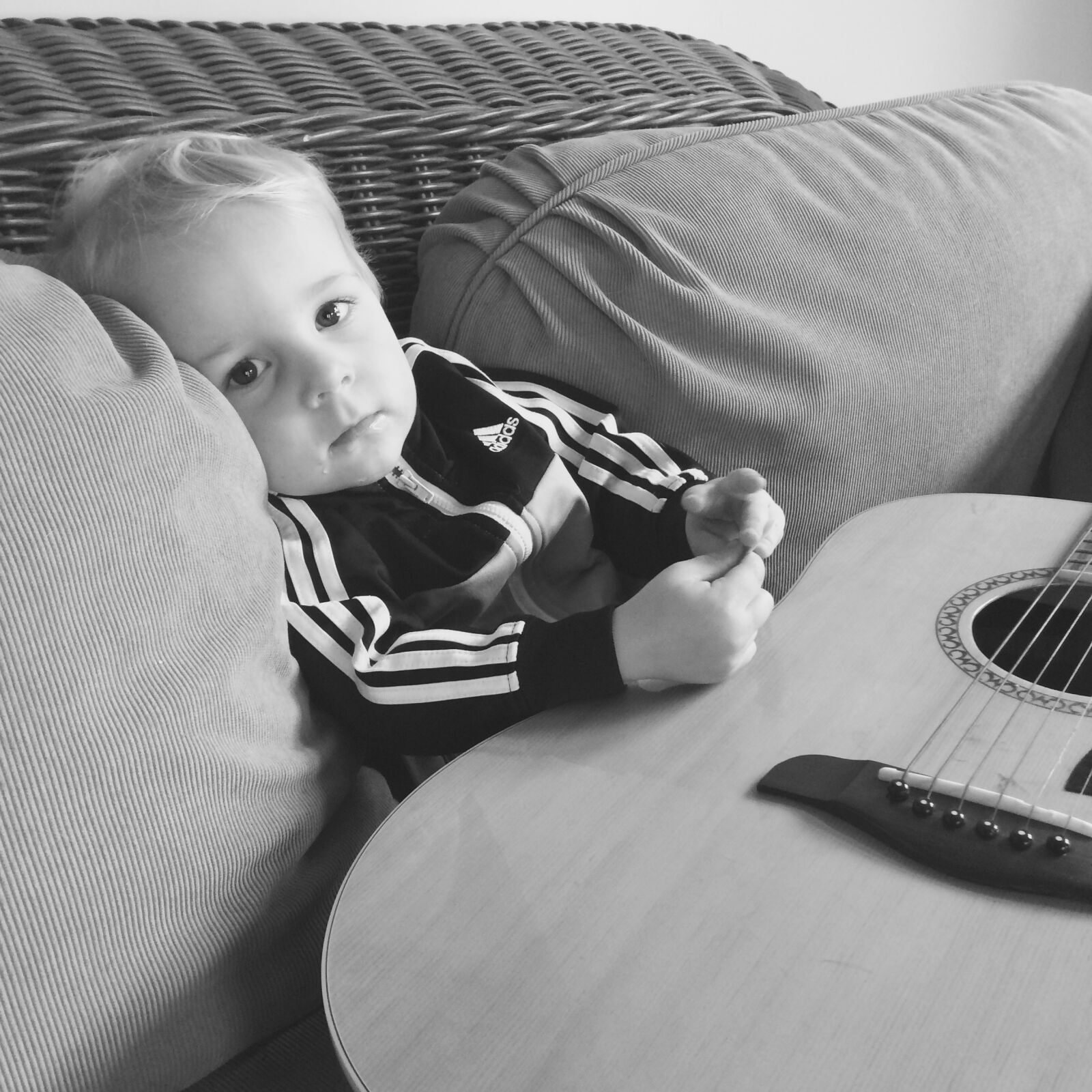 iPhone 5s back camera 4.15mm f/2.2 sample photo. Acoustic, guitar photography