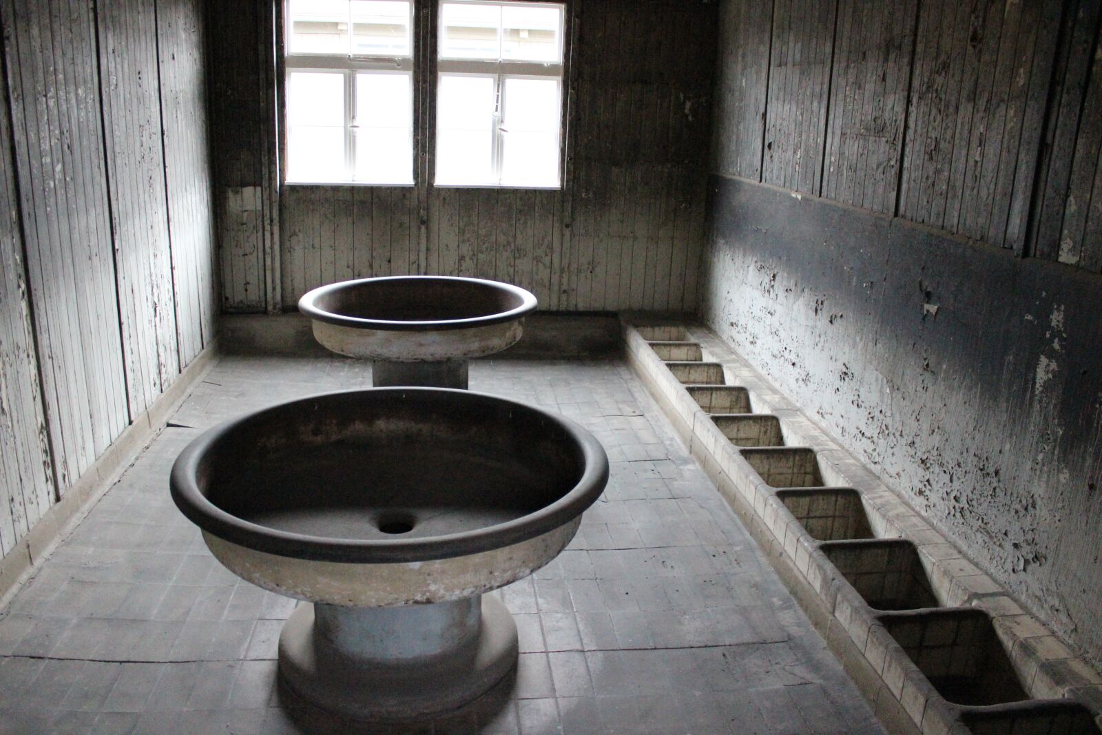 Canon EOS 600D (Rebel EOS T3i / EOS Kiss X5) sample photo. Concentration camp, prison bathroom photography