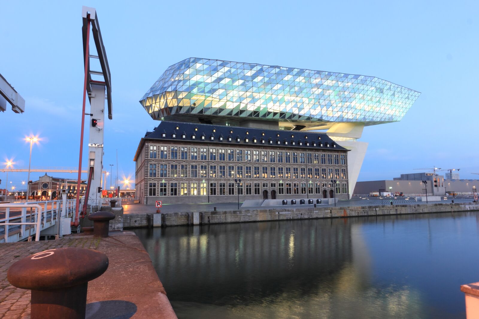 Canon EOS 550D (EOS Rebel T2i / EOS Kiss X4) sample photo. Belgium, antwerp, office photography