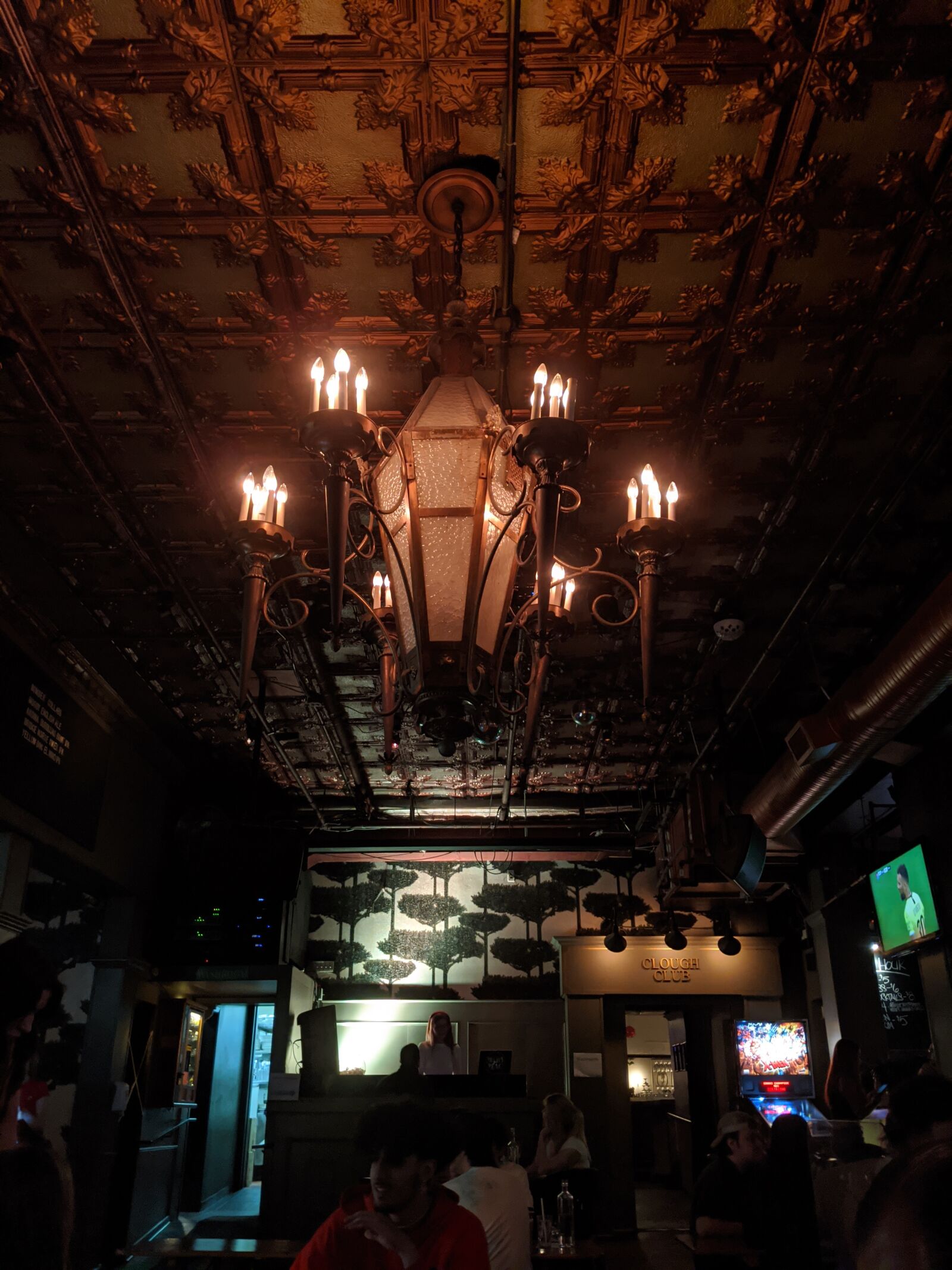 Google Pixel 3 XL sample photo. Chandelier, evening, pub photography