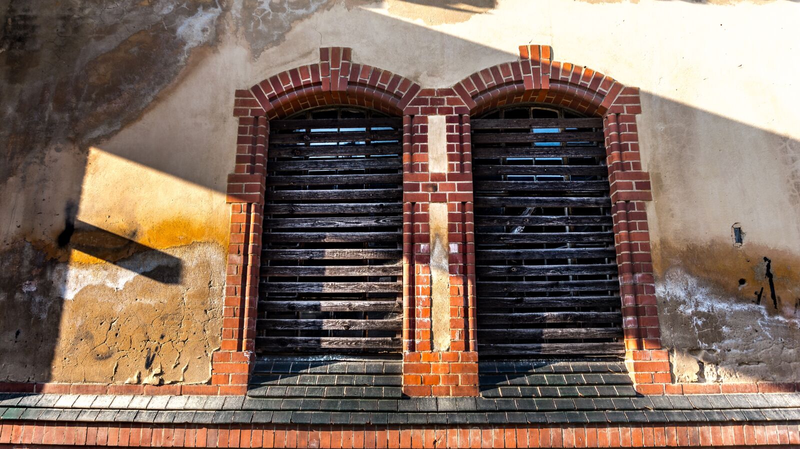 Sony Alpha a5000 (ILCE 5000) sample photo. Building, window, old photography