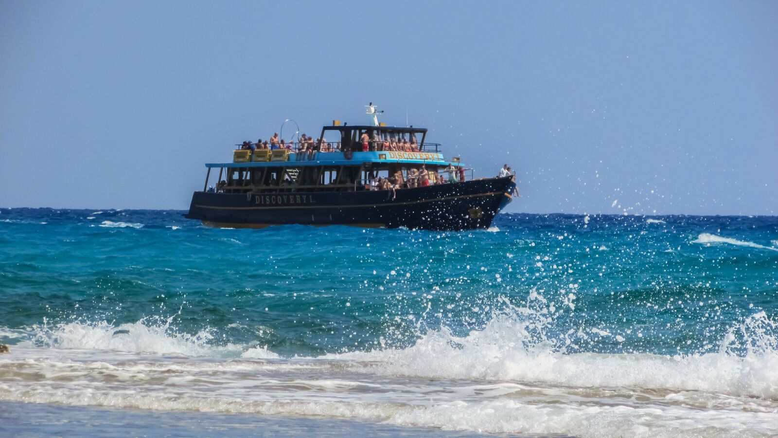 Canon PowerShot SX400 IS sample photo. Wave, sea, boat photography