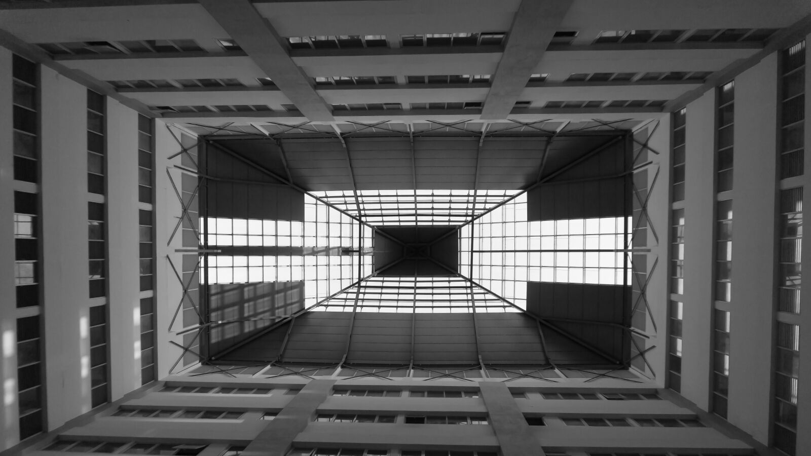 Sony E 16-50mm F3.5-5.6 PZ OSS sample photo. Black white, architecture, building photography