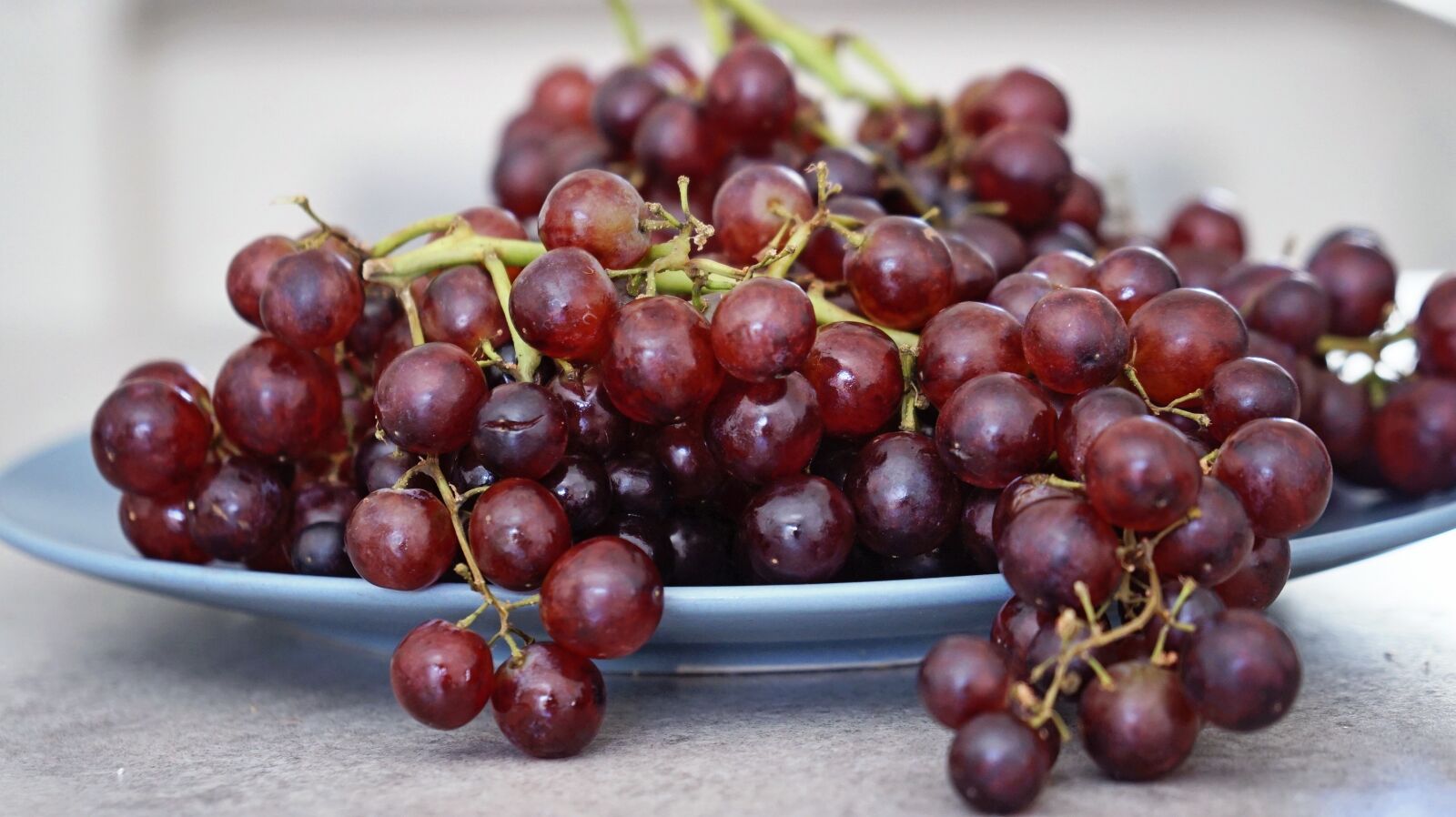 Sony a6300 + Sony Vario-Tessar T* E 16-70mm F4 ZA OSS sample photo. Fresh, fruit, grape photography