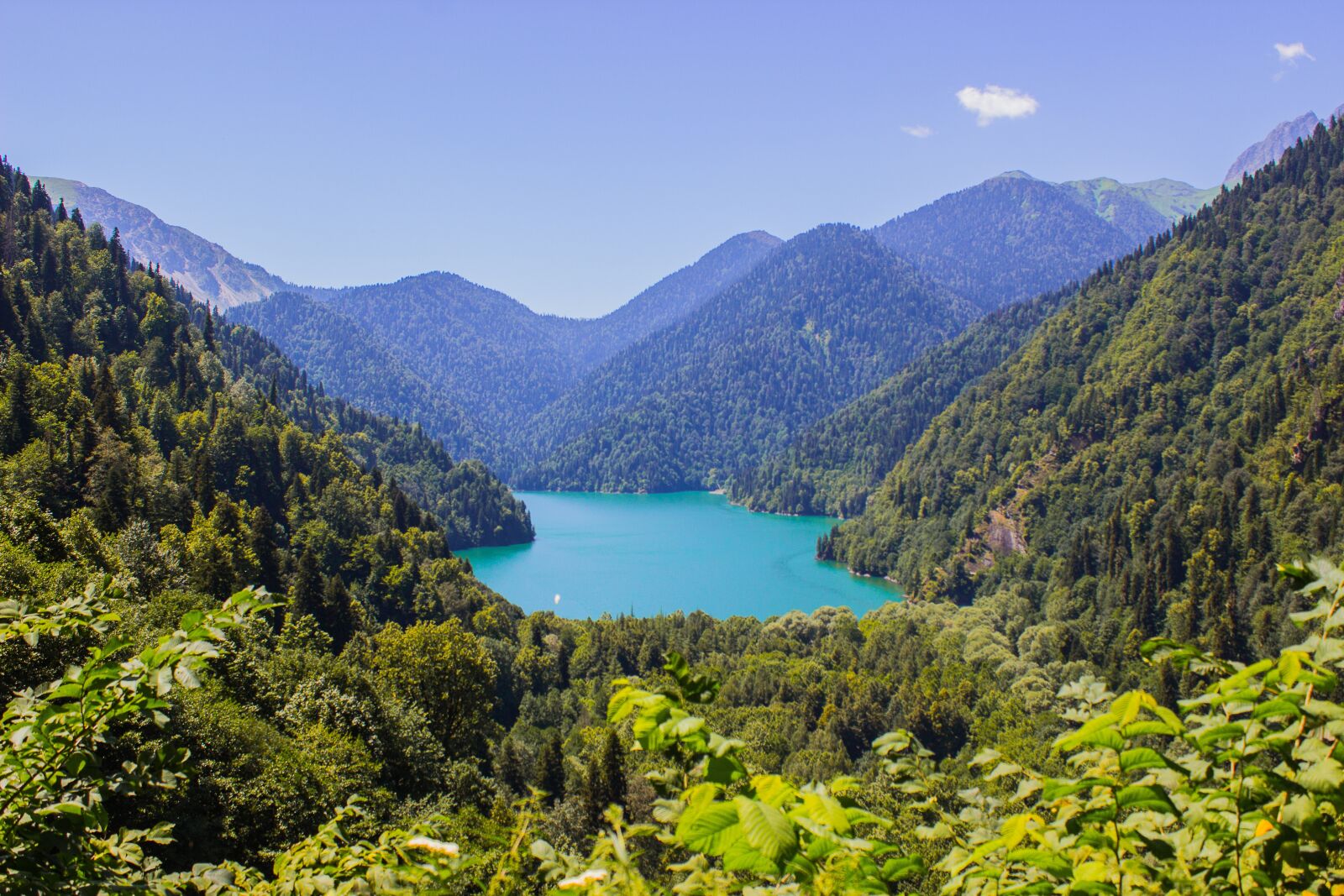 Canon EOS 600D (Rebel EOS T3i / EOS Kiss X5) sample photo. Lake, abkhazia, mountains photography