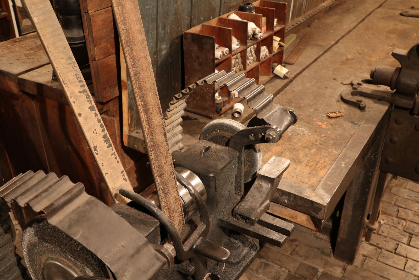 Canon EOS 750D (EOS Rebel T6i / EOS Kiss X8i) sample photo. Museum, textile, industry photography