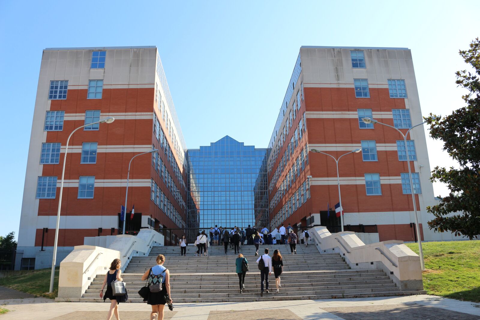 Canon EOS 700D (EOS Rebel T5i / EOS Kiss X7i) sample photo. City, building, management photography