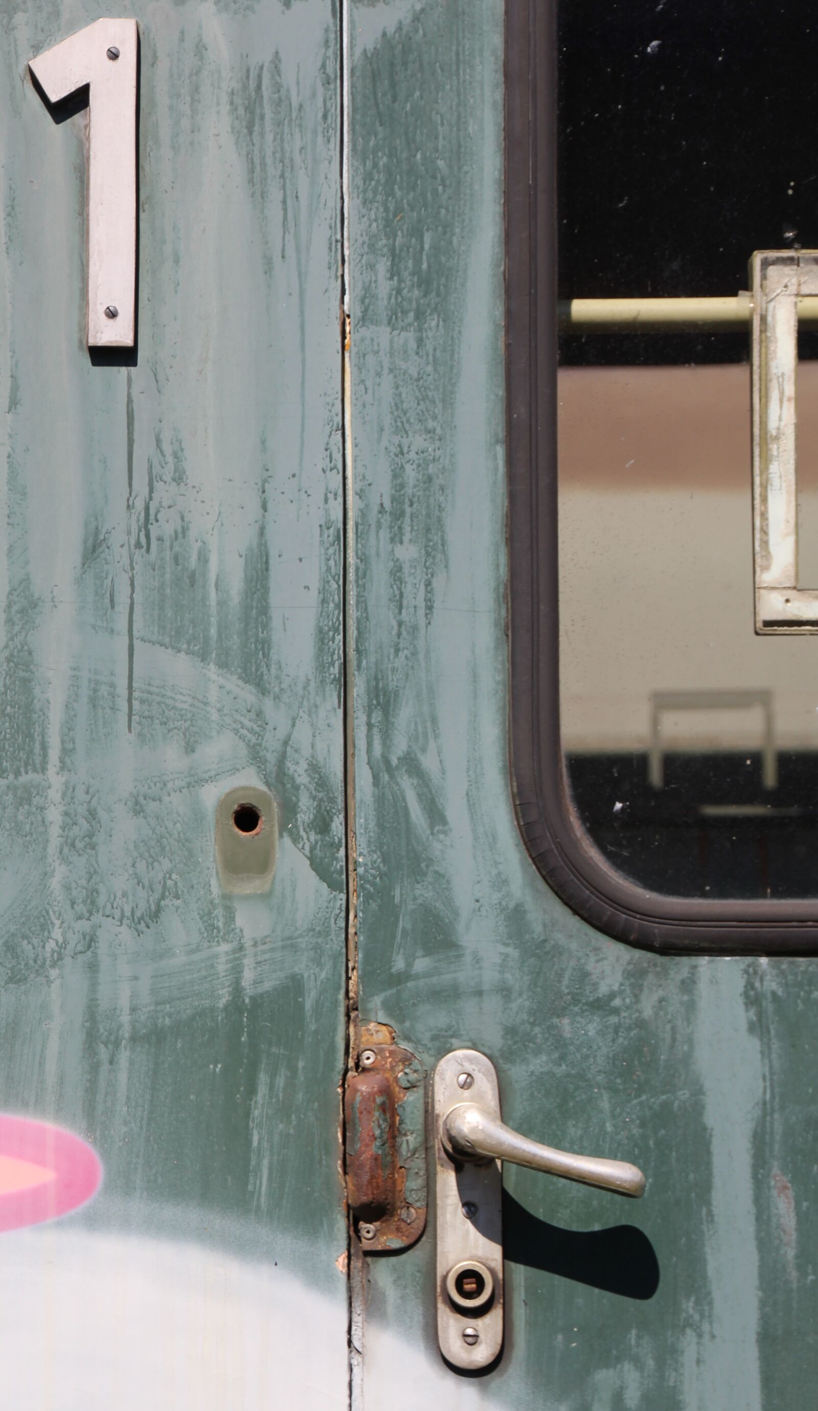 Canon EOS 1200D (EOS Rebel T5 / EOS Kiss X70 / EOS Hi) sample photo. Wagon, door, first class photography