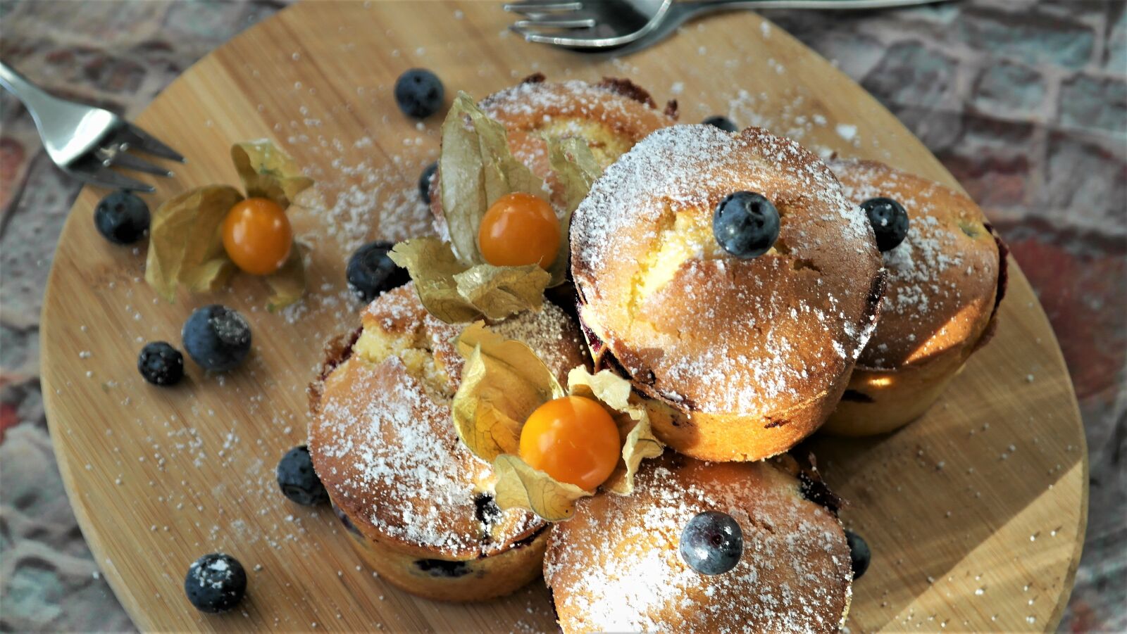 Samsung NX20 sample photo. Muffins, blueberries, dessert photography