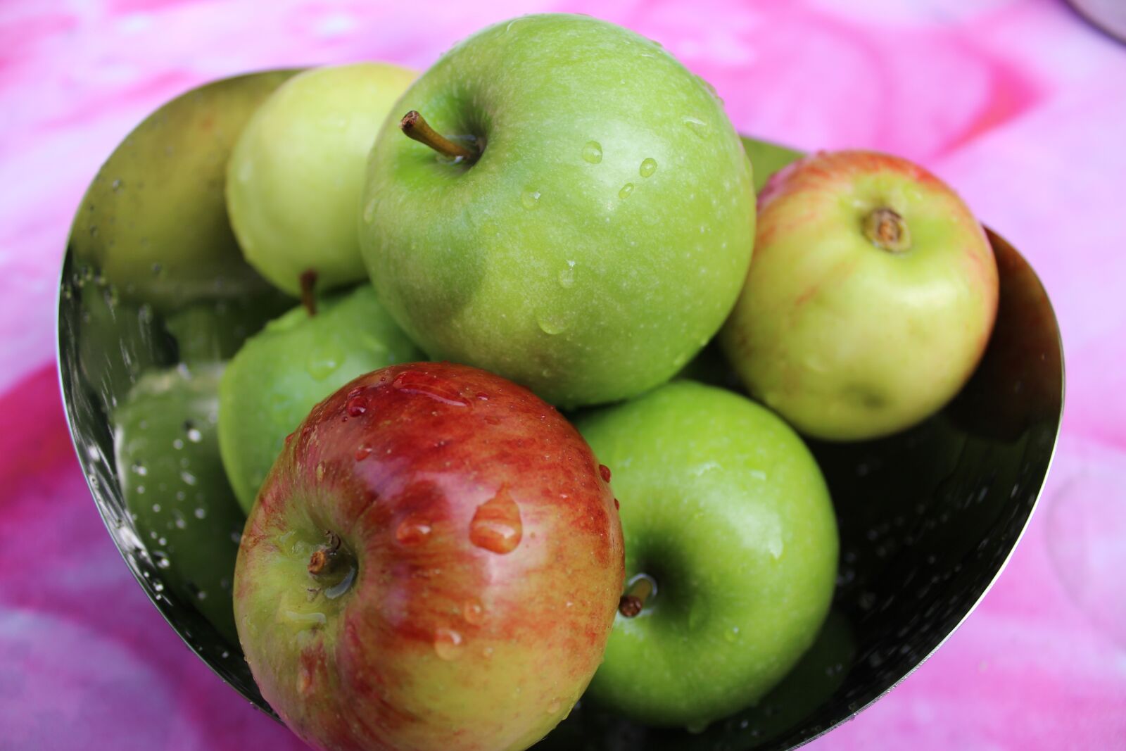 Canon EOS 1200D (EOS Rebel T5 / EOS Kiss X70 / EOS Hi) sample photo. Apple, fruit, bowl photography
