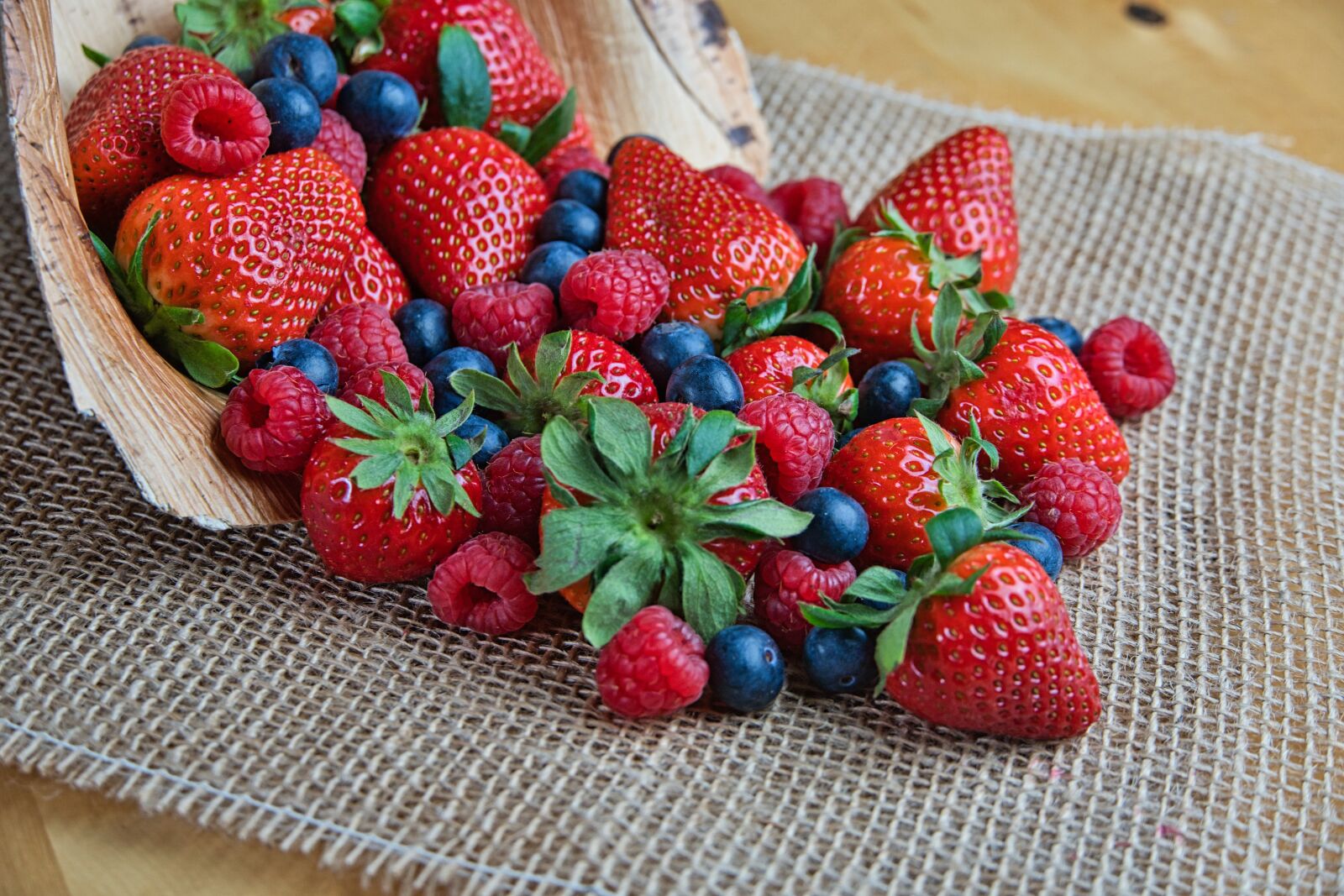 Sony a6400 sample photo. Strawberries, raspberries, blueberries photography