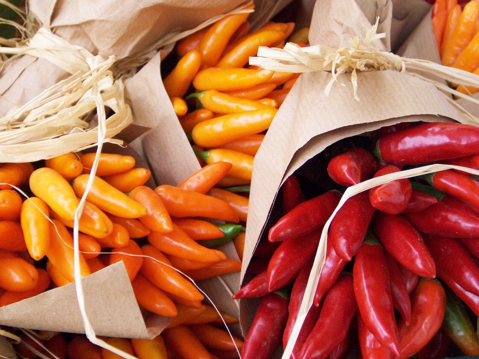 HP PHOTOSMART R837 sample photo. Paprika, market, market stall photography