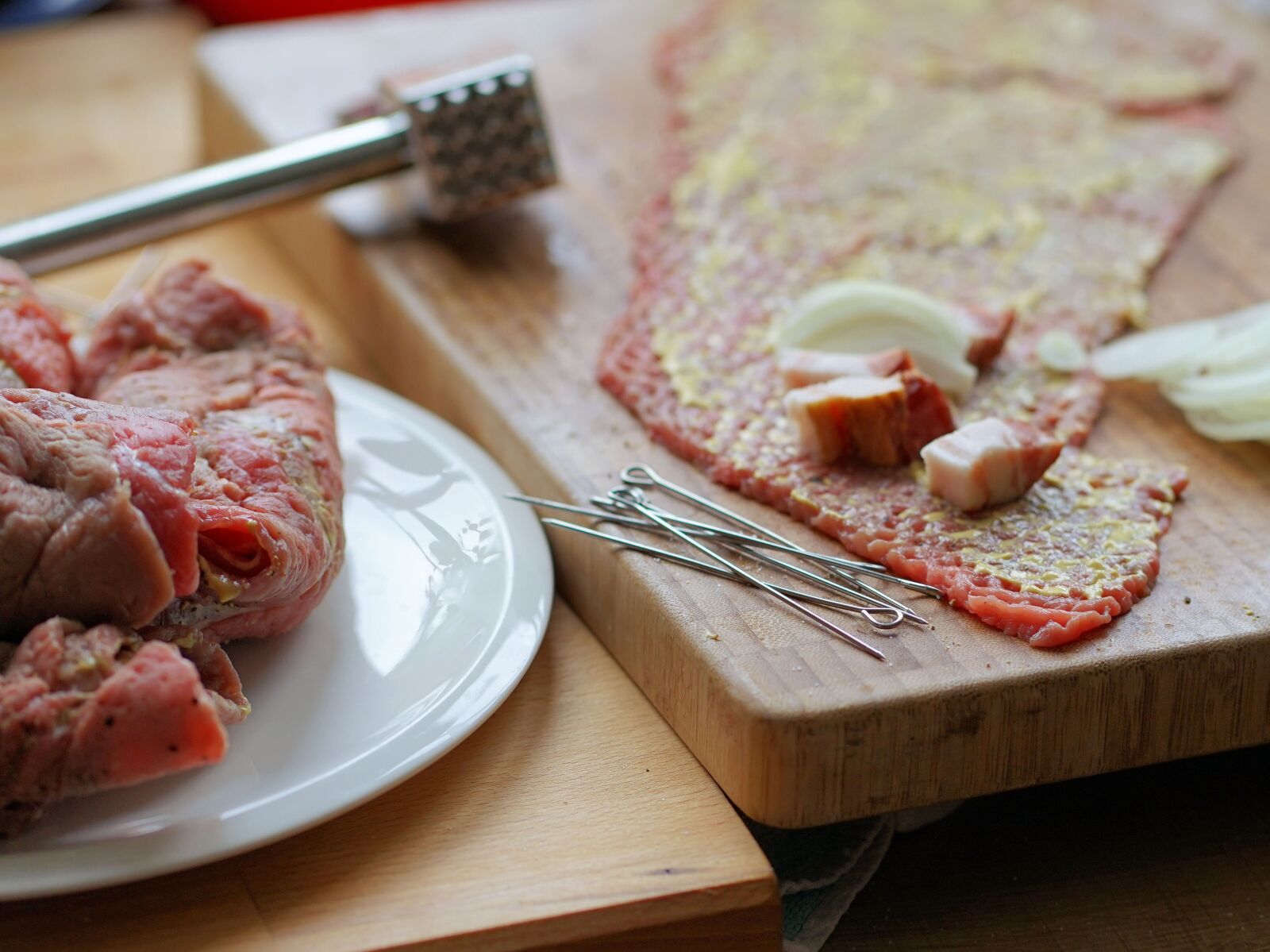 Sony a7 II + Sony FE 85mm F1.8 sample photo. Roulades, beef, meat photography