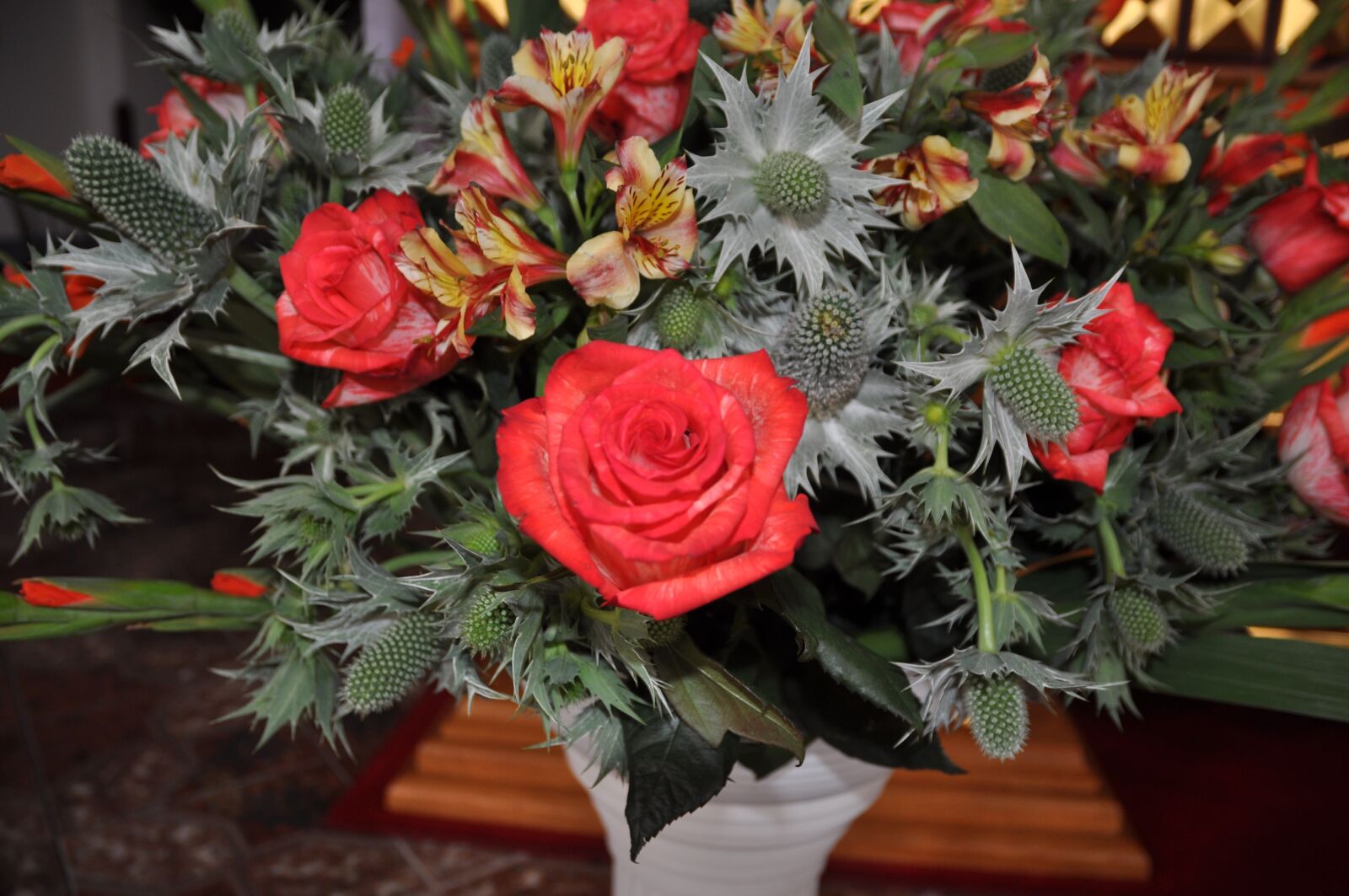 Nikon D5000 sample photo. Flowers, roses, vase photography