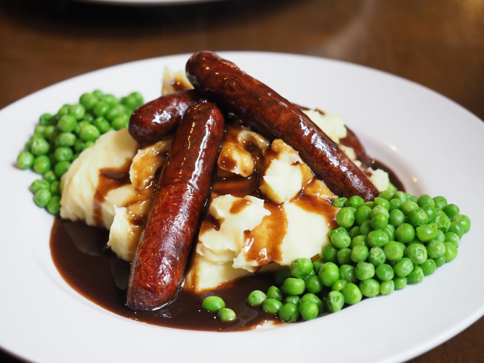 Olympus OM-D E-M1 Mark II + Olympus M.Zuiko Digital ED 12-40mm F2.8 Pro sample photo. Bangers, mash, peas photography