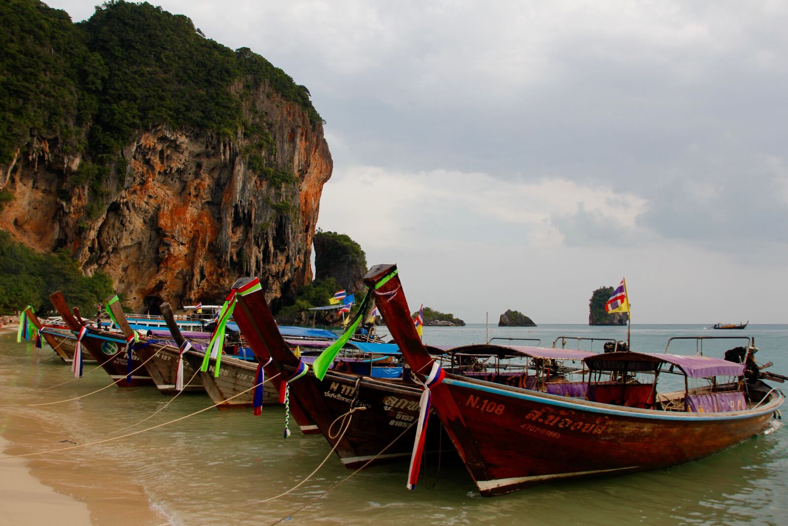 Canon EOS 60D sample photo. Boats, jewellery, colorful photography