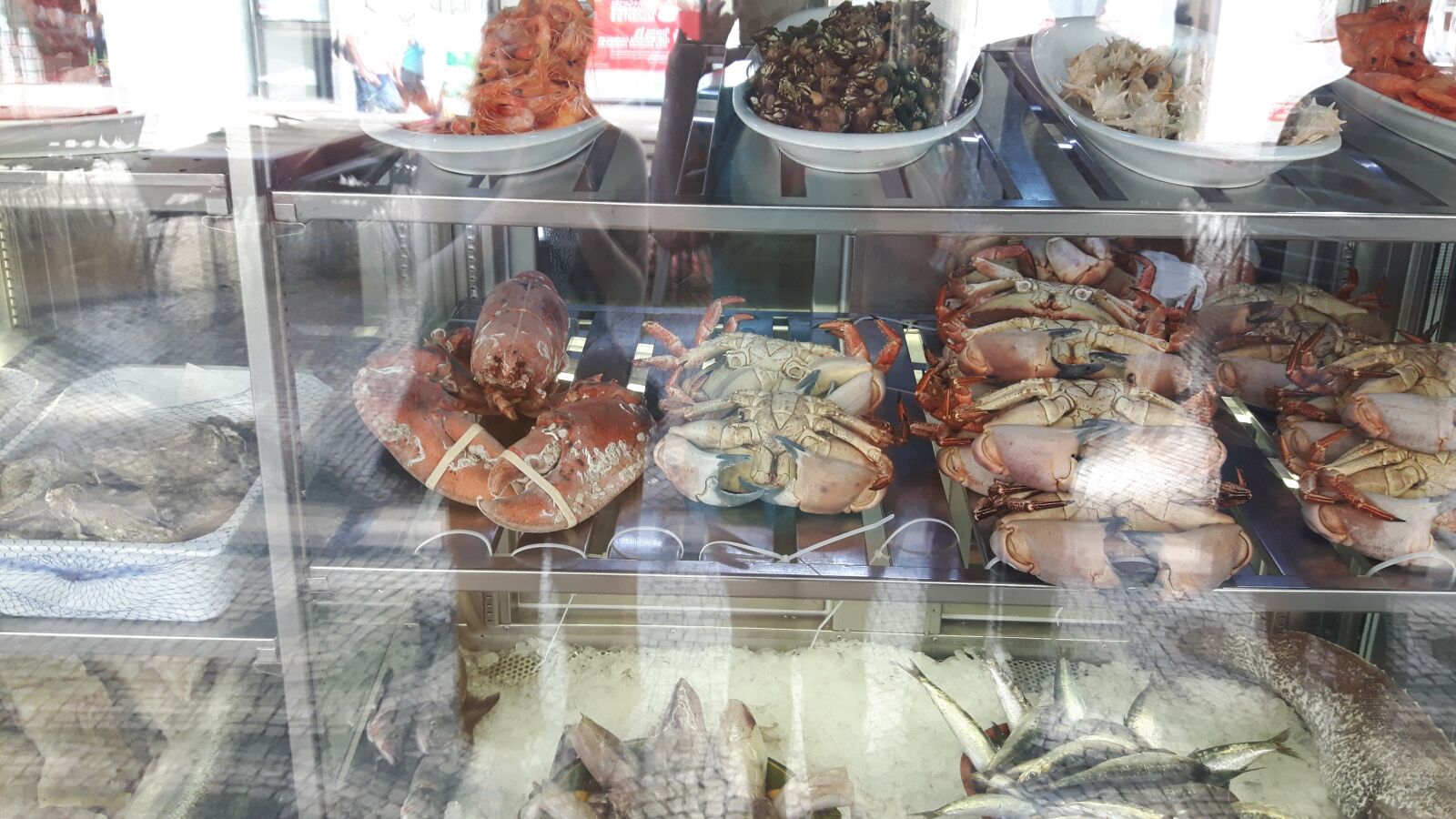 Samsung Galaxy S5 Neo sample photo. Crab, shop, window photography