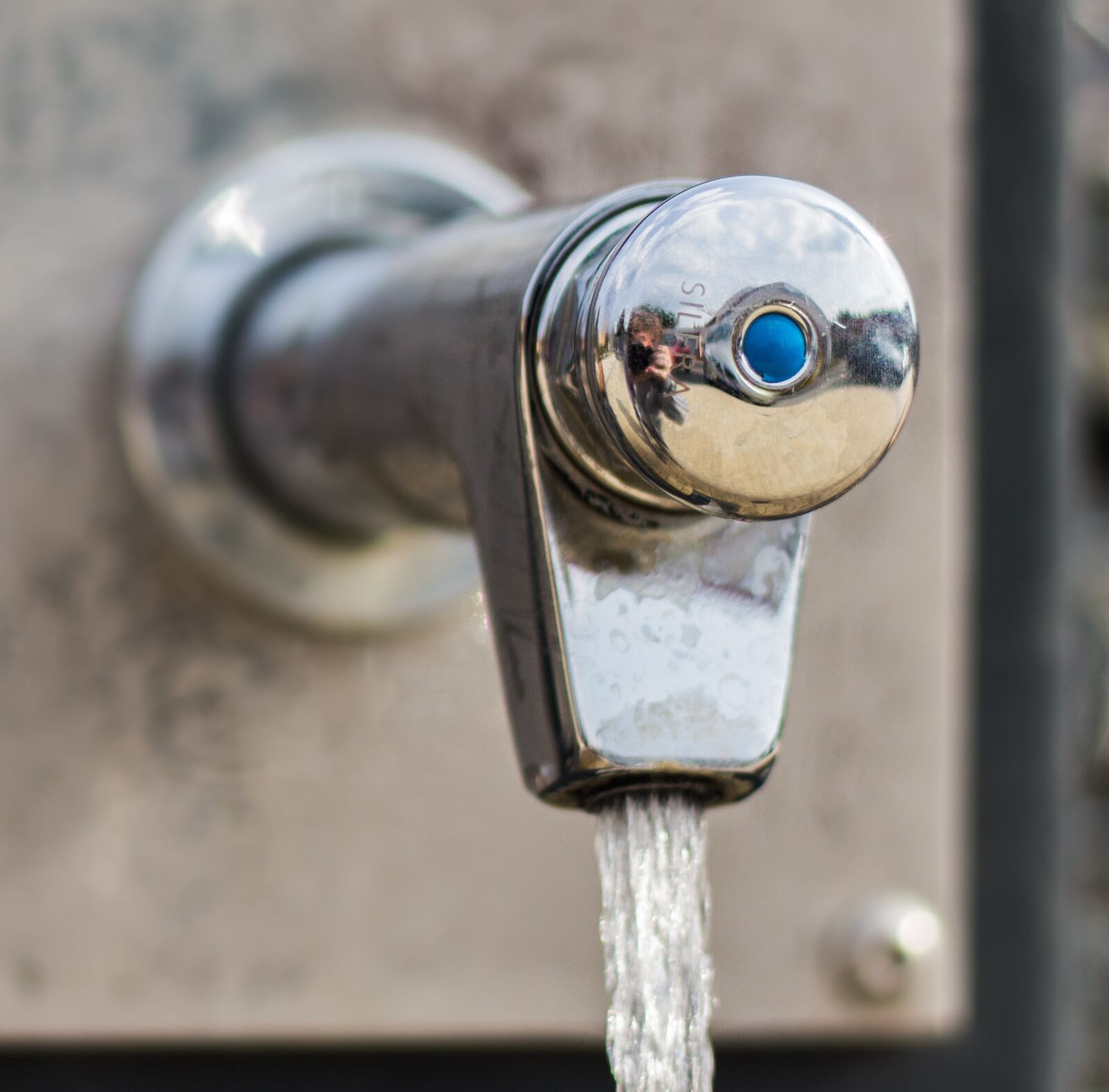 Canon EOS 700D (EOS Rebel T5i / EOS Kiss X7i) + Canon EF 50mm F1.8 STM sample photo. Faucet, iron, water photography