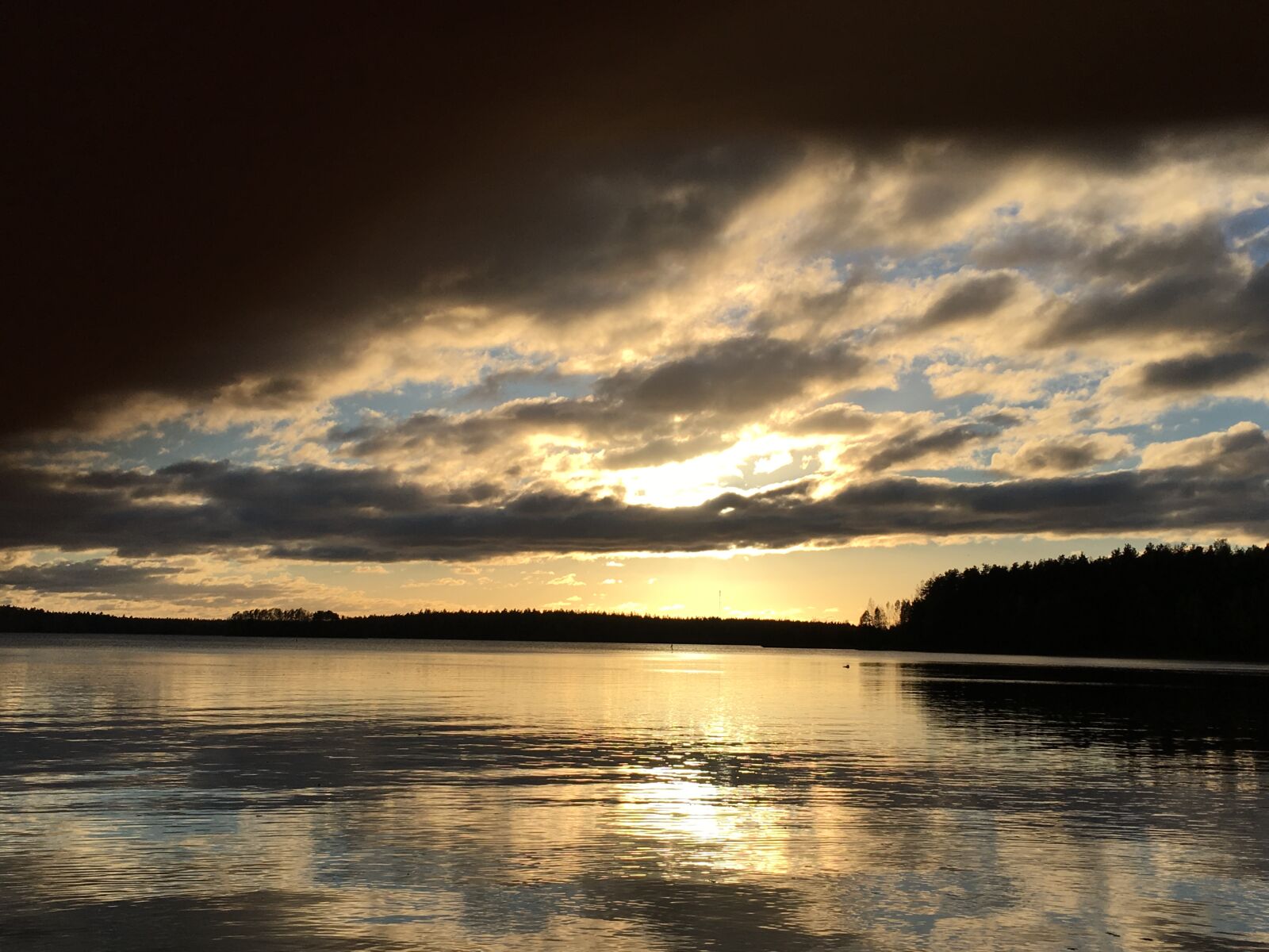 iPhone SE back camera 4.15mm f/2.2 sample photo. Lake, view, sunset photography