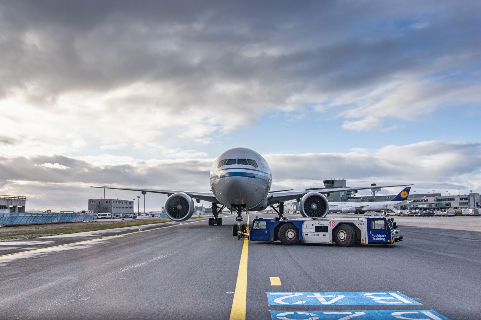 Canon EF 17-40mm F4L USM sample photo. Airport, aircraft, flyer photography