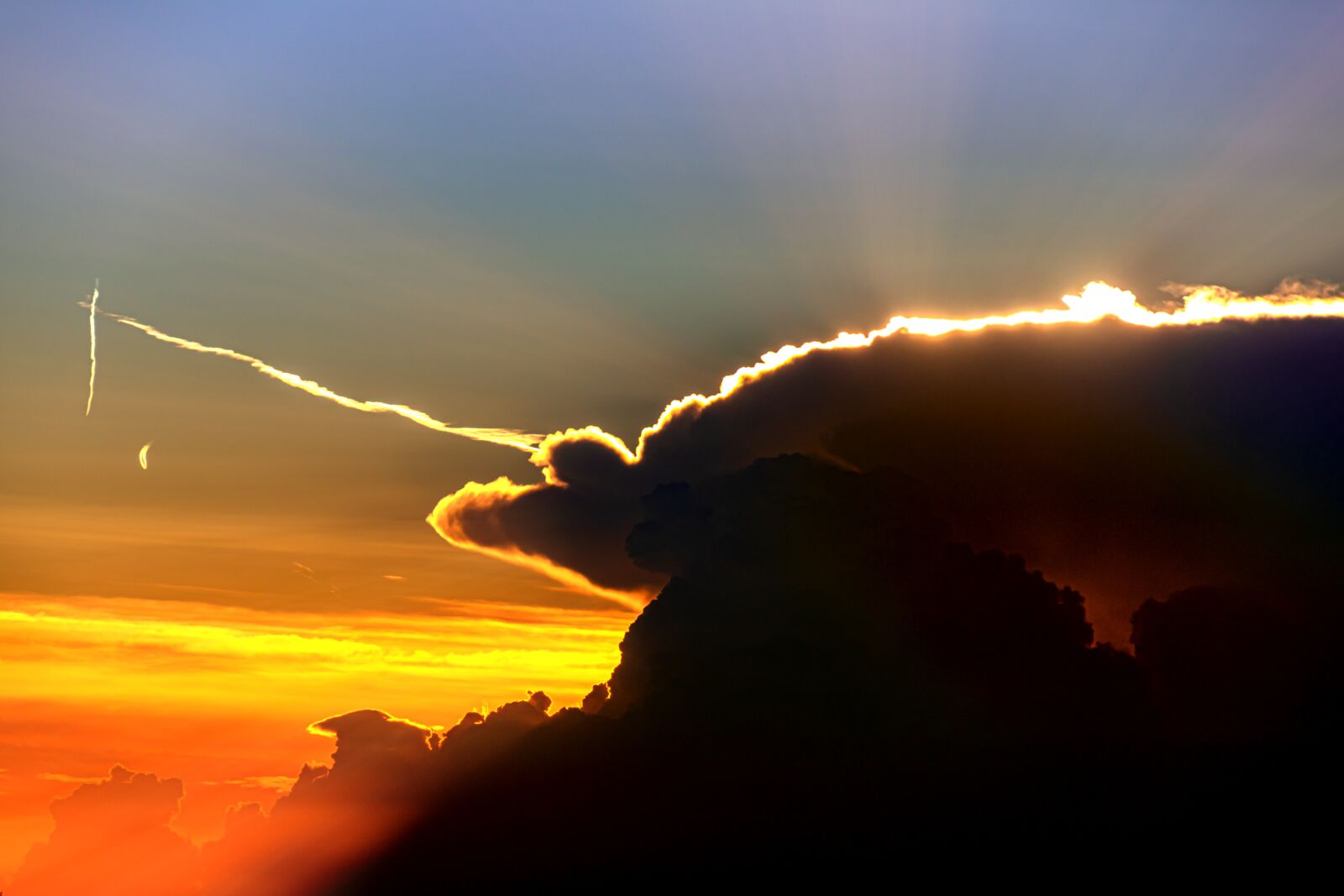 Canon EOS 750D (EOS Rebel T6i / EOS Kiss X8i) sample photo. Clouds, dark clouds, sun photography