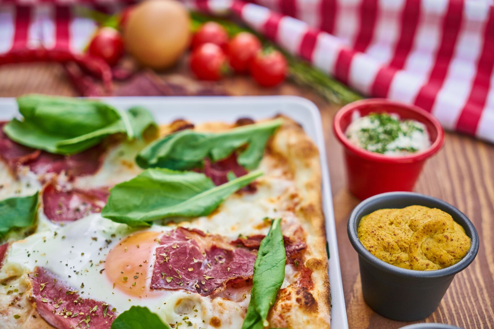 Sony a7R II sample photo. Pizza, tomato, bacon photography