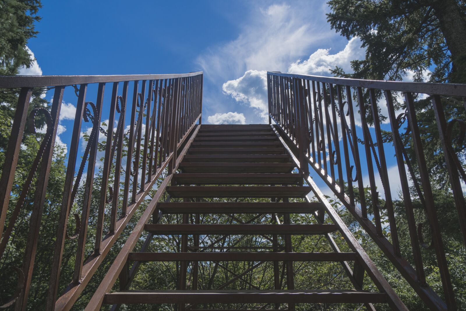 Sony a6300 + Sony Vario-Tessar T* E 16-70mm F4 ZA OSS sample photo. Sky, blue, outdoor photography
