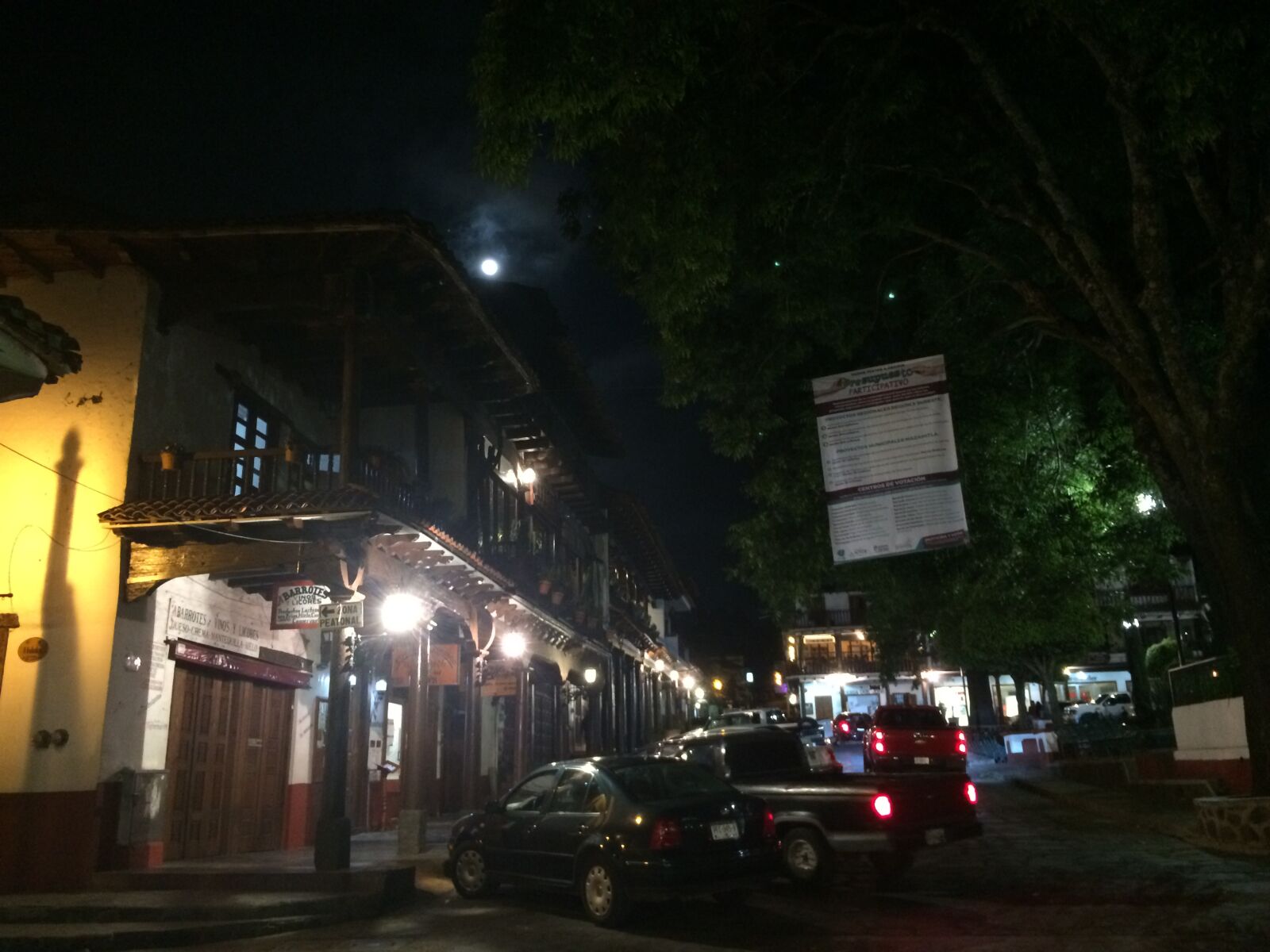 iPhone 5s back camera 4.15mm f/2.2 sample photo. Hotel, mazamitla, night, town photography