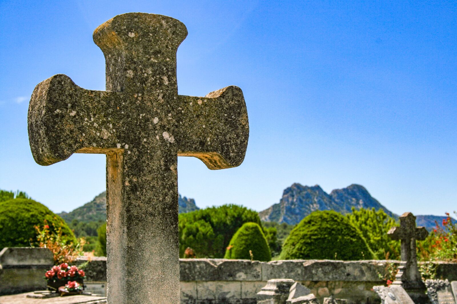 Canon EF-S 18-55mm F3.5-5.6 II sample photo. Provence, cemetery, luberon photography