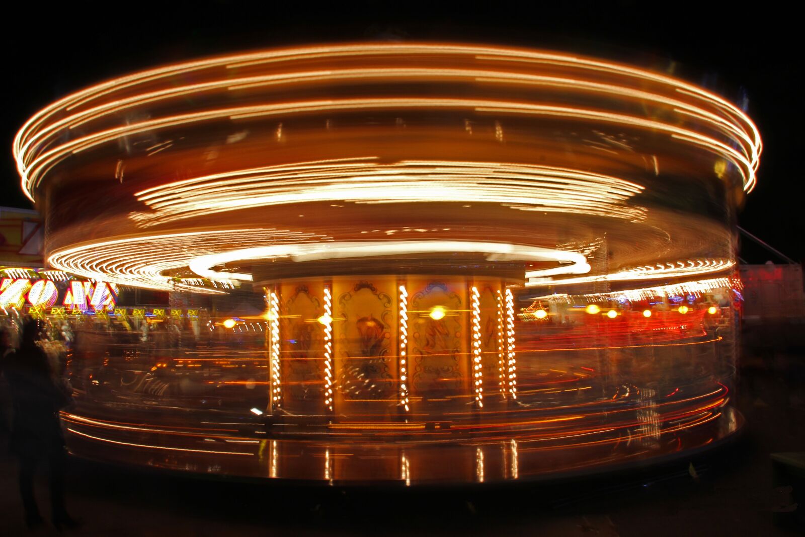 Canon EOS 550D (EOS Rebel T2i / EOS Kiss X4) sample photo. Funfair, party, evening photography