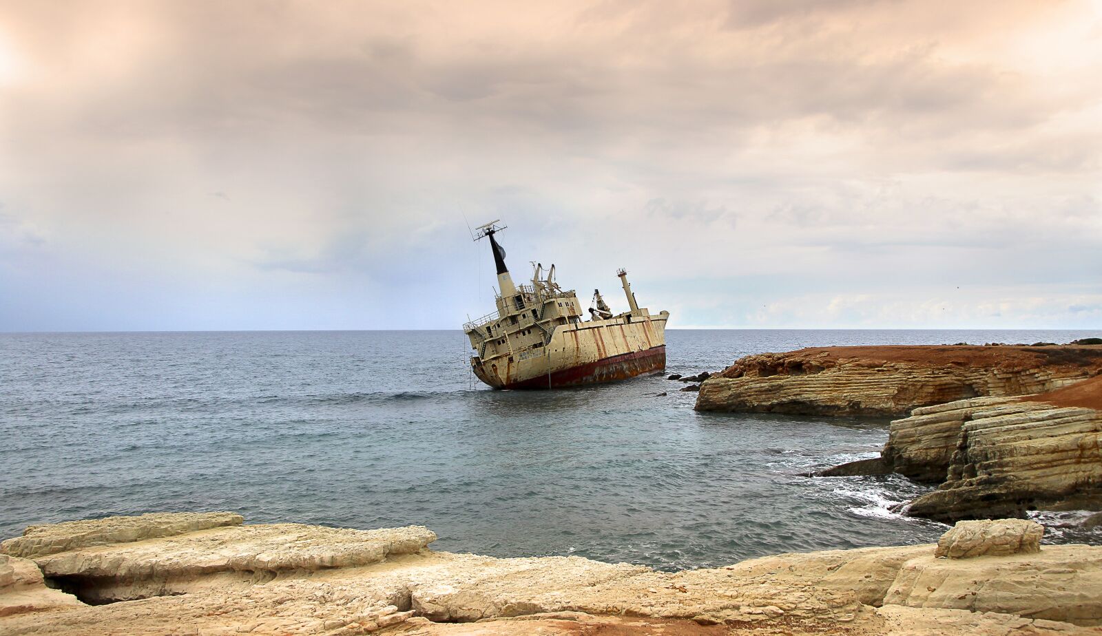 Canon EOS 1300D (EOS Rebel T6 / EOS Kiss X80) sample photo. Ship, wreck, coast photography
