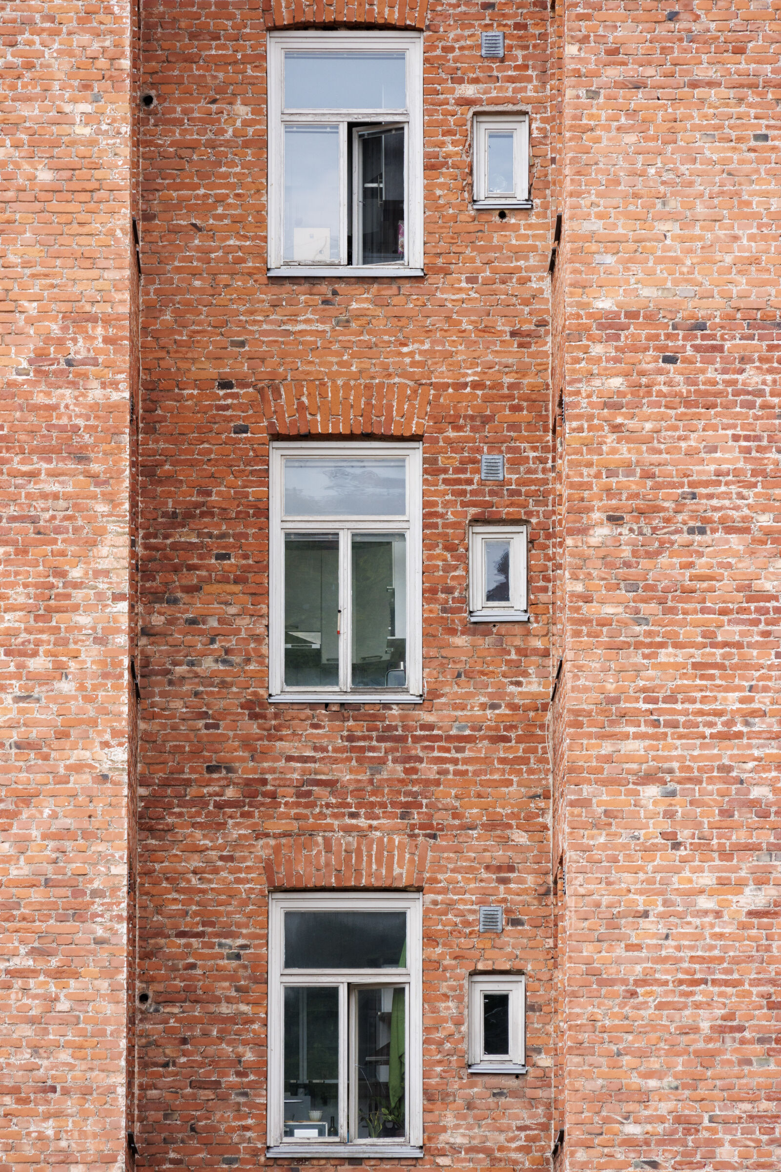 Canon RF-S 18-150mm F3.5-6.3 IS STM sample photo. Brick house windows photography