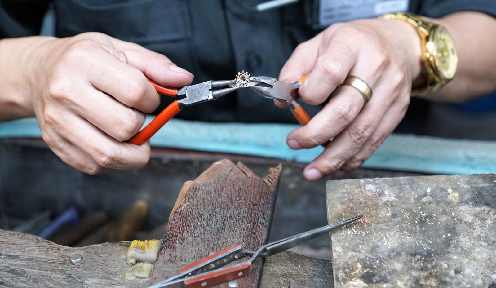Sony ILCA-77M2 + Sony DT 16-50mm F2.8 SSM sample photo. Hand, industry, workers photography