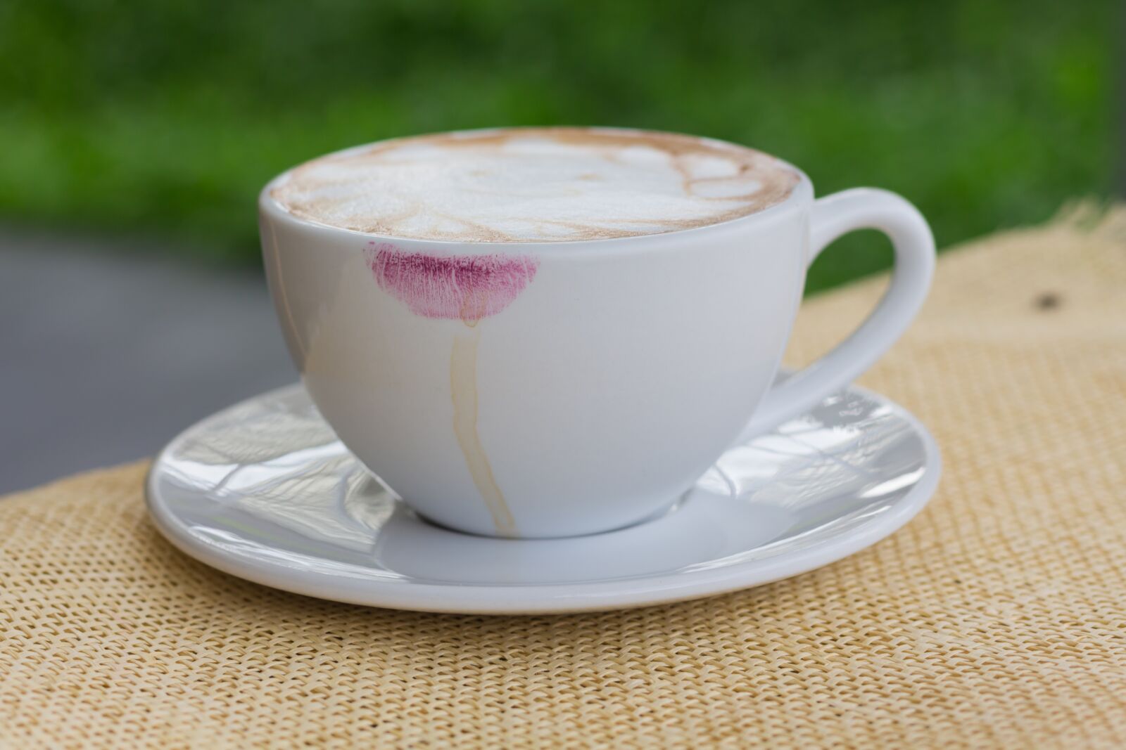 Canon EOS 700D (EOS Rebel T5i / EOS Kiss X7i) + Canon EF 50mm F1.8 STM sample photo. Cappuccino, beverage, in the photography