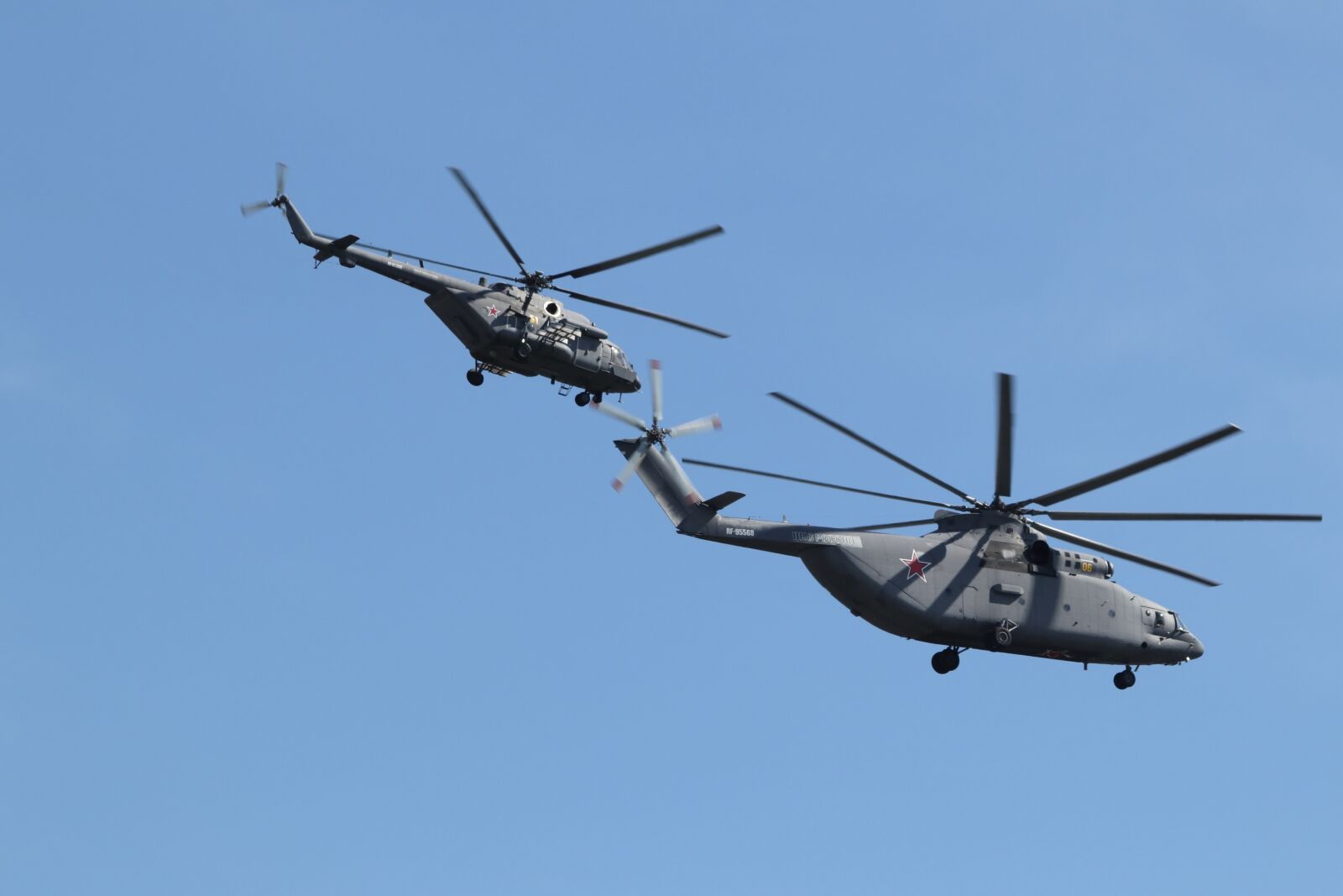 Canon EOS 77D (EOS 9000D / EOS 770D) + Canon EF 70-300mm F4-5.6 IS USM sample photo. Helicopter, russia, moscow photography