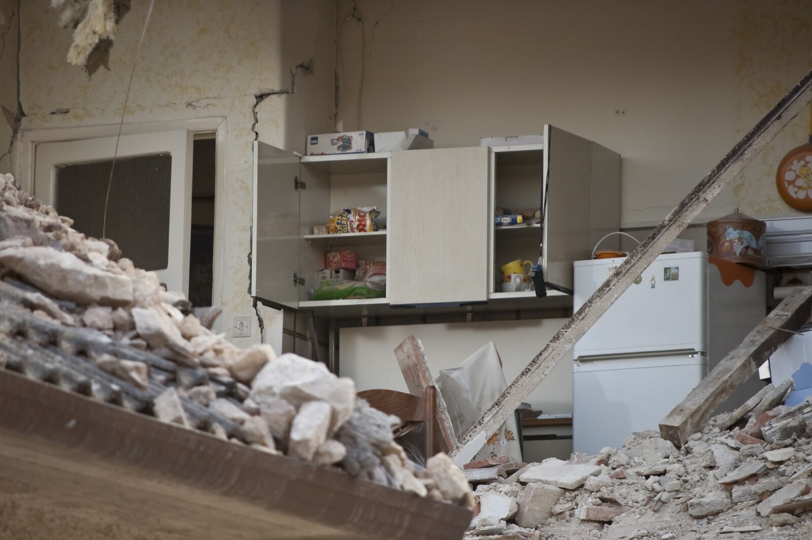 Nikon D70 sample photo. Earthquake, rubble, collapse photography