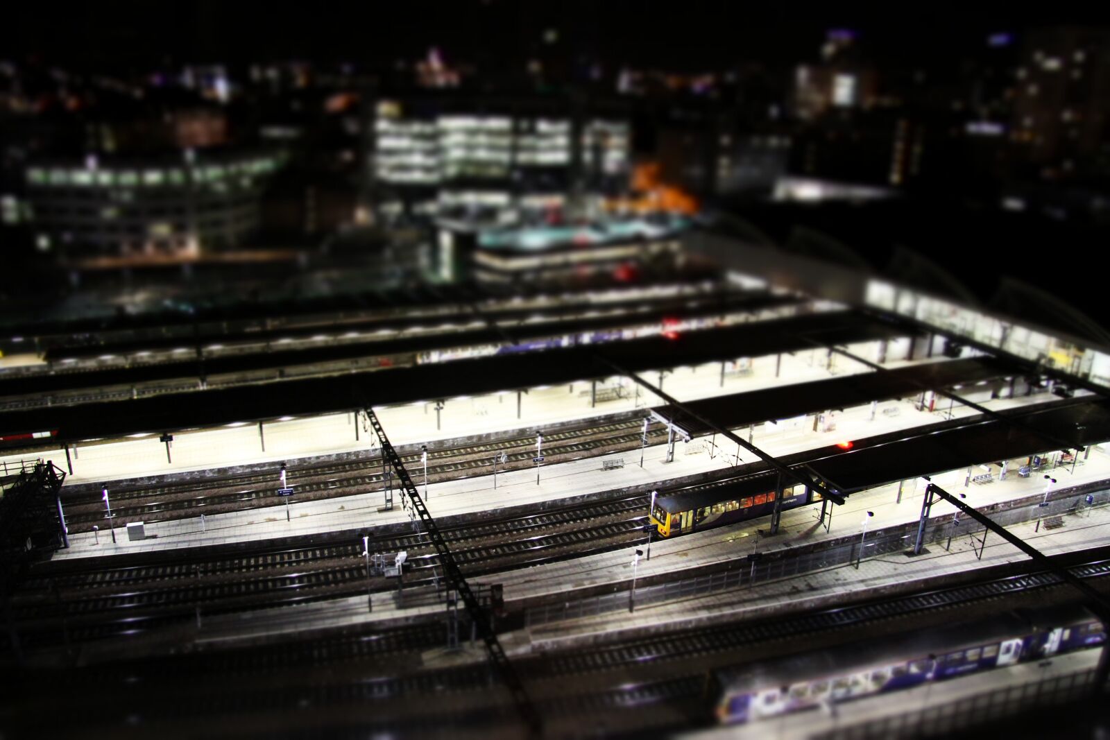 Canon EF-S 17-85mm F4-5.6 IS USM sample photo. Trains, train station, leeds photography