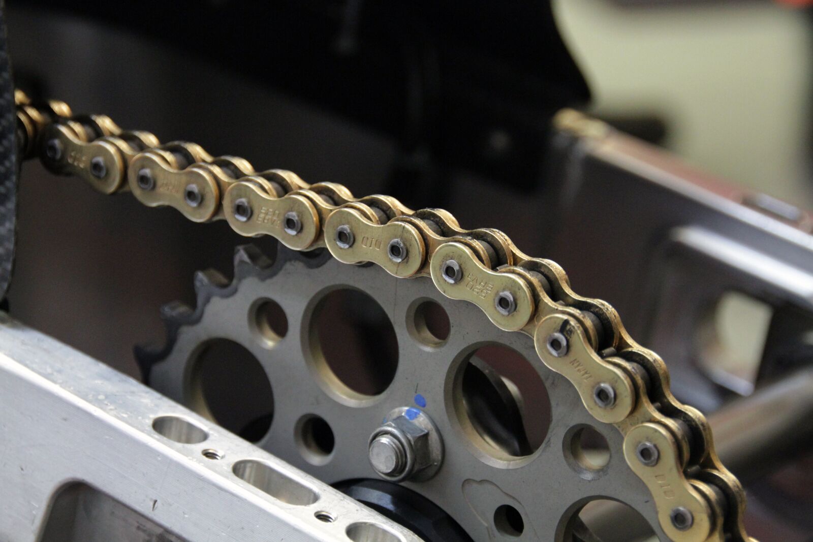Canon EOS 7D sample photo. Chain, motorcycle, metal photography