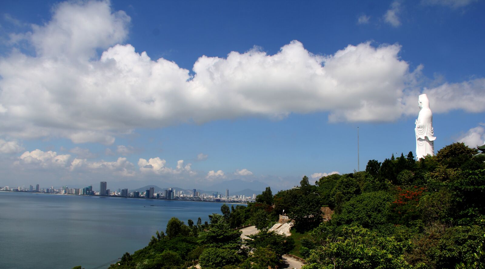 Canon EF-S 18-135mm F3.5-5.6 IS sample photo. Vietnam, statue, sky photography