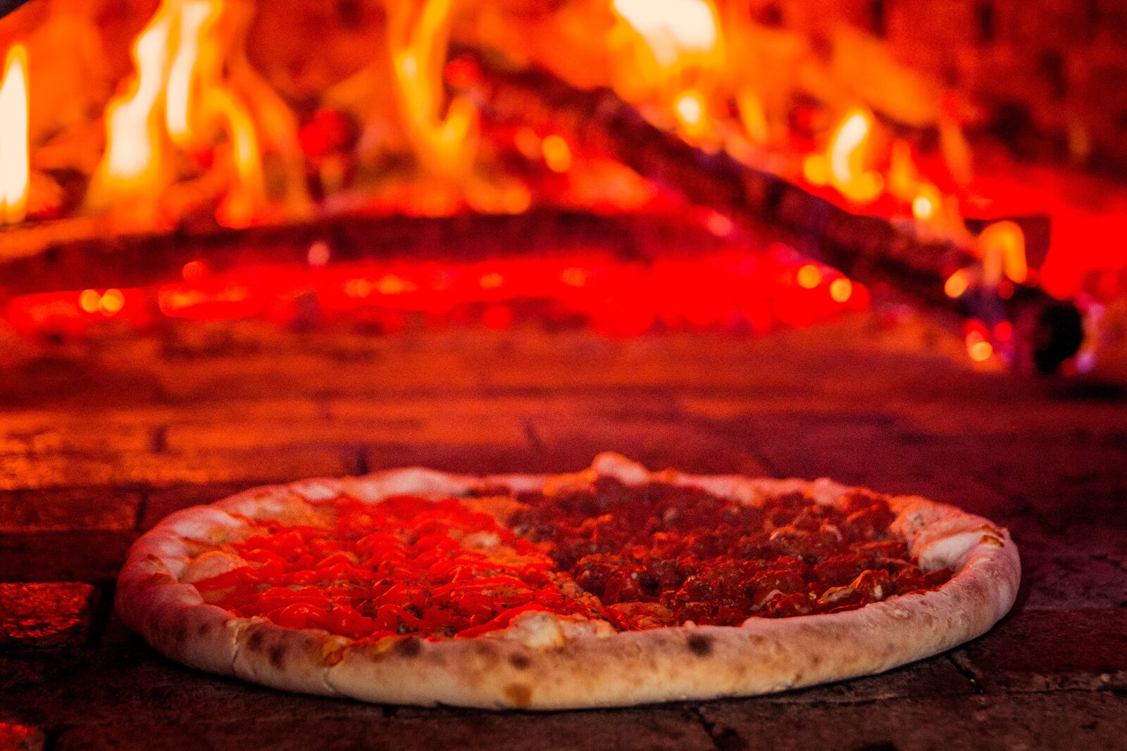 Canon EOS 700D (EOS Rebel T5i / EOS Kiss X7i) sample photo. Pizza, fire, firewood photography